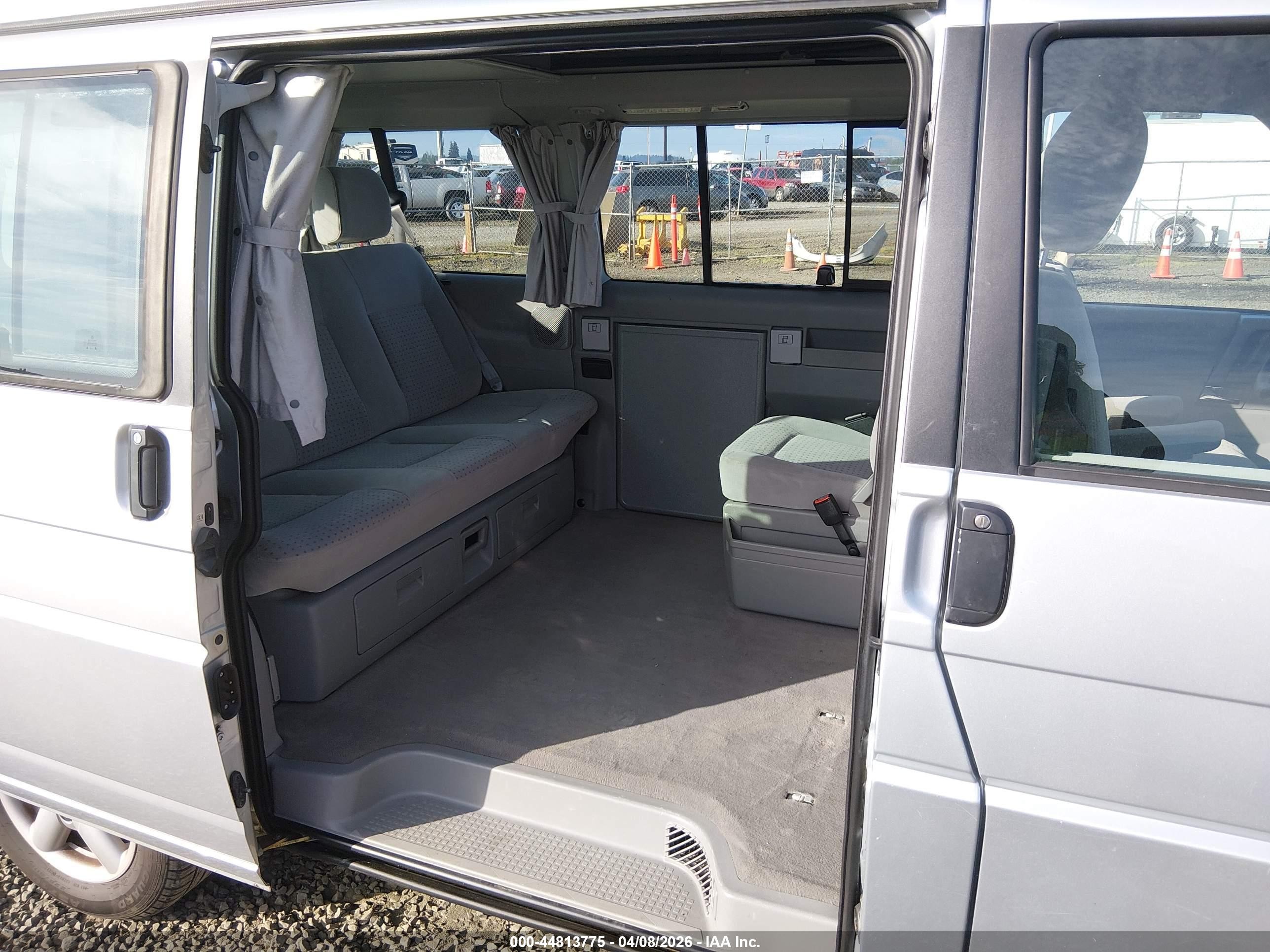 2002 Volkswagen Eurovan Mv Silver vin: WV2NB47032H022951