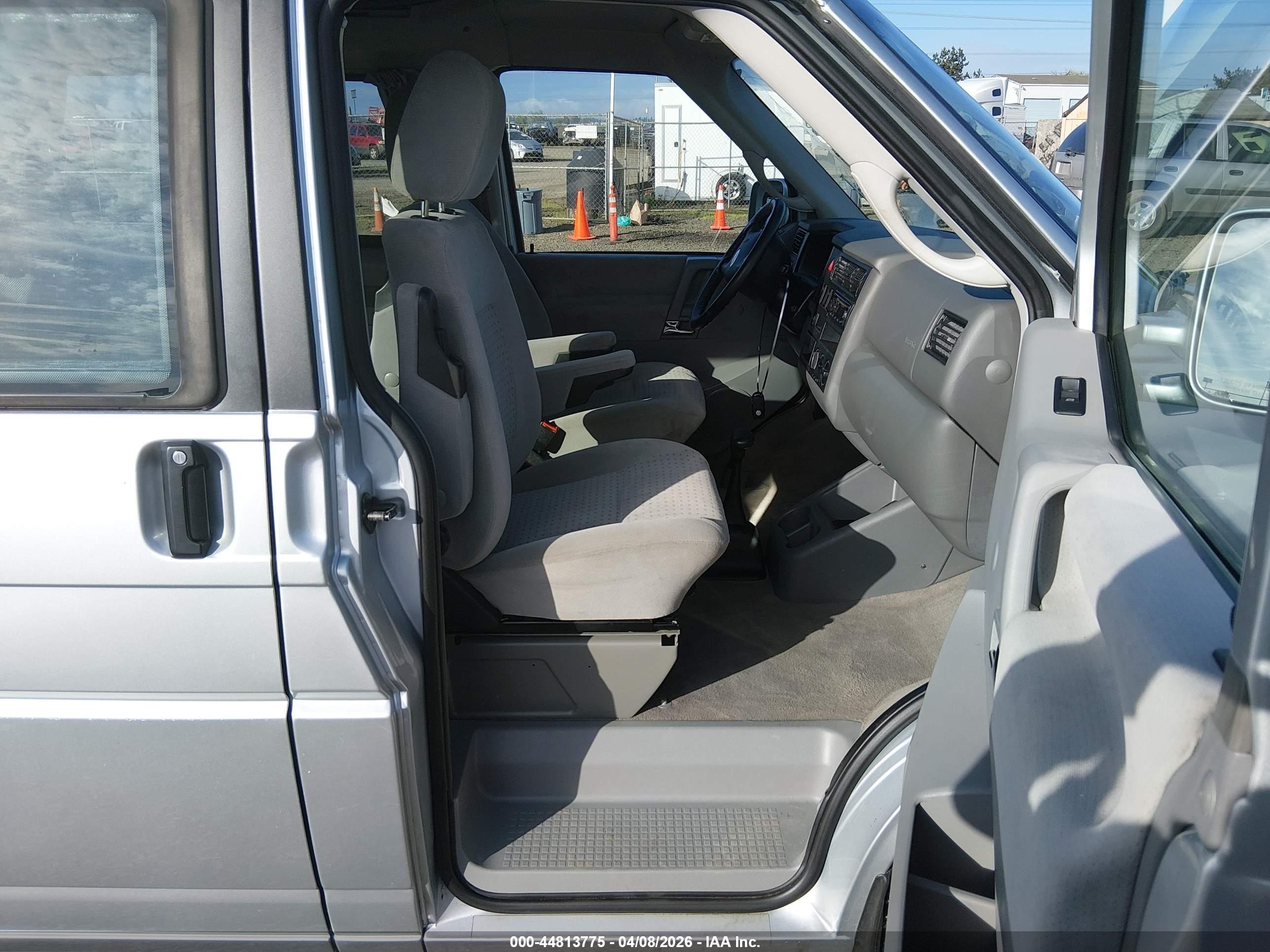 2002 Volkswagen Eurovan Mv Silver vin: WV2NB47032H022951