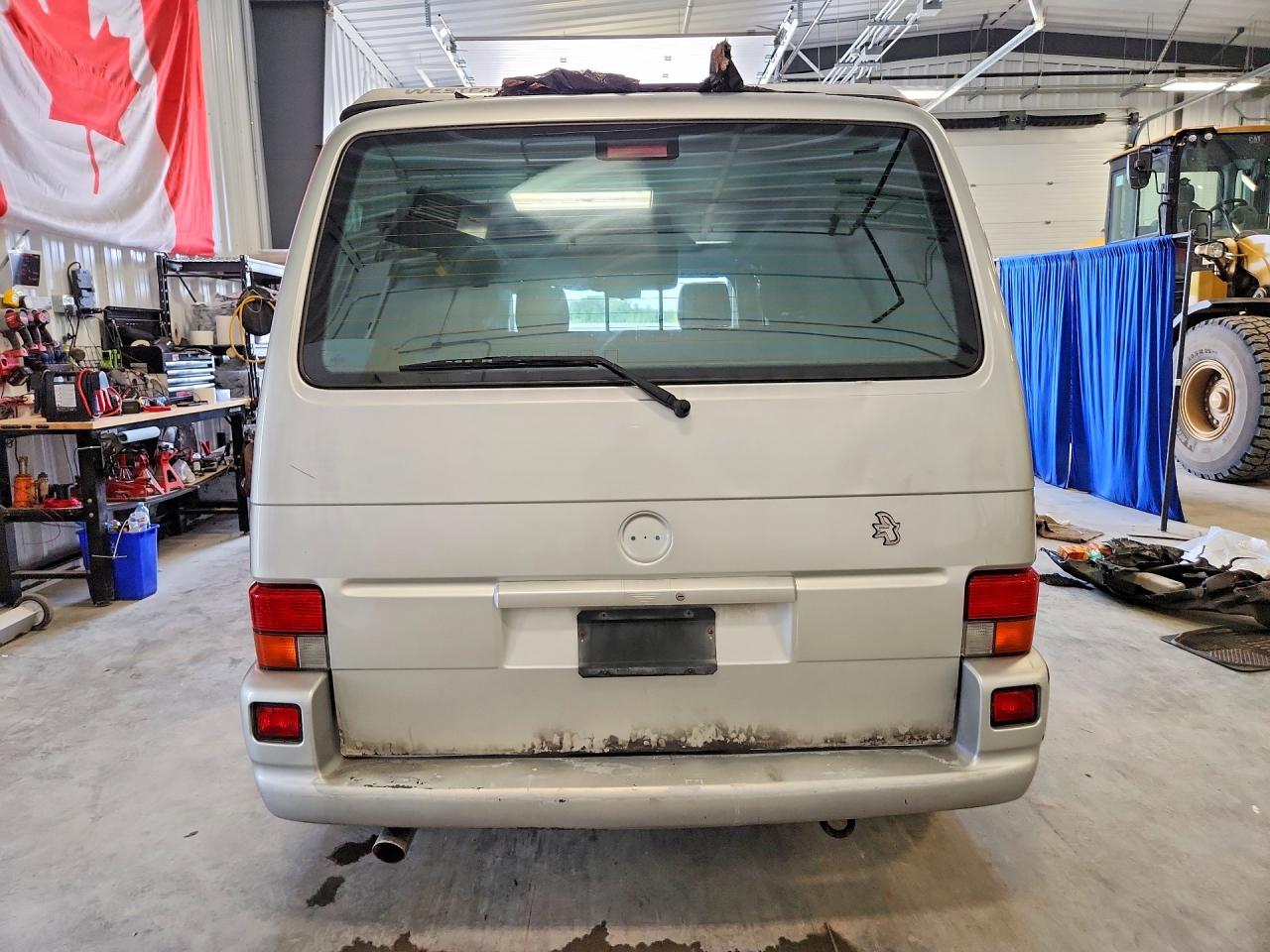 2002 Volkswagen Eurovan Mv Silver vin: WV2NB47042H045932