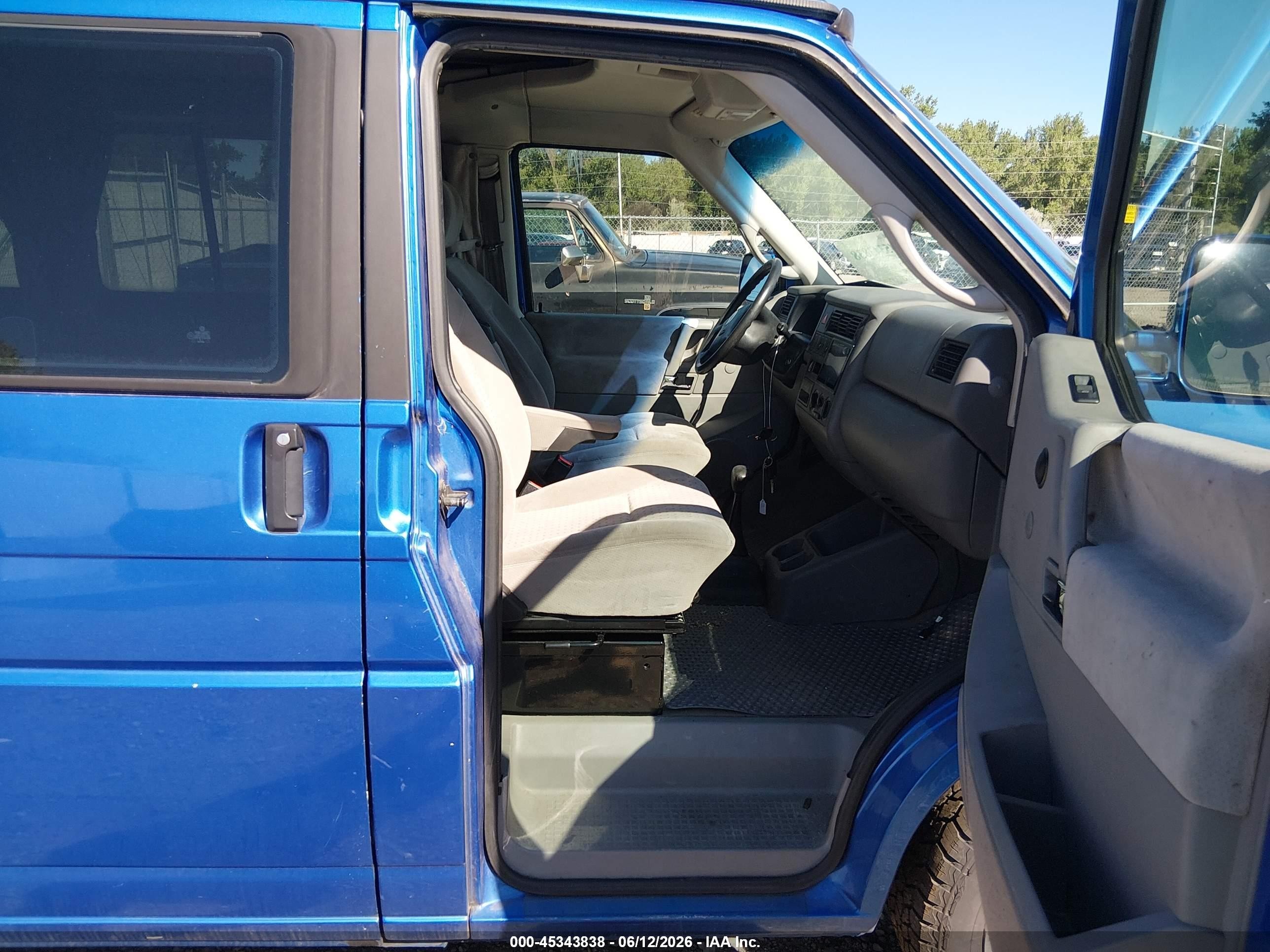 2001 Volkswagen Eurovan Mv Blue vin: WV2NB47051H123293
