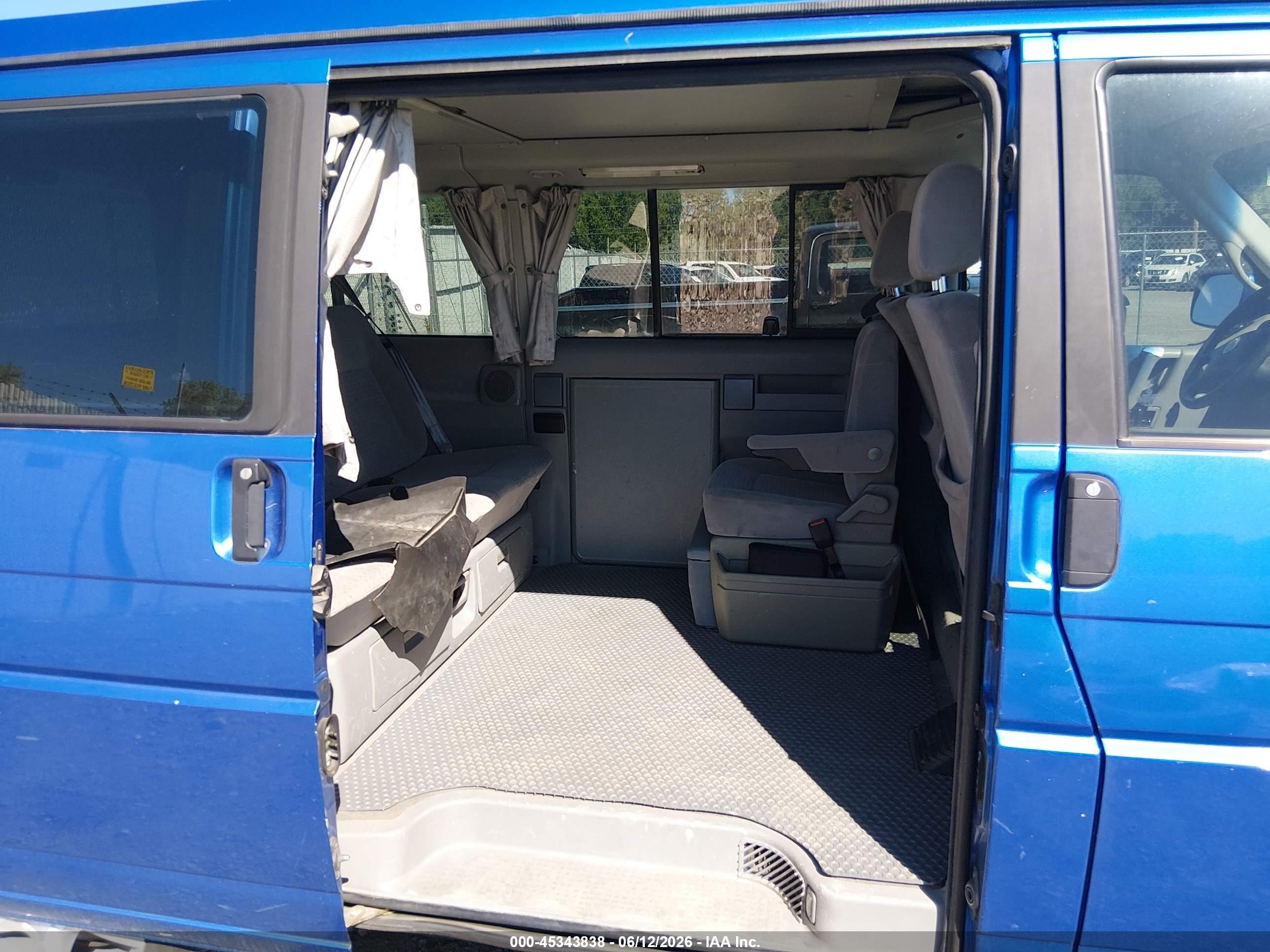2001 Volkswagen Eurovan Mv Blue vin: WV2NB47051H123293