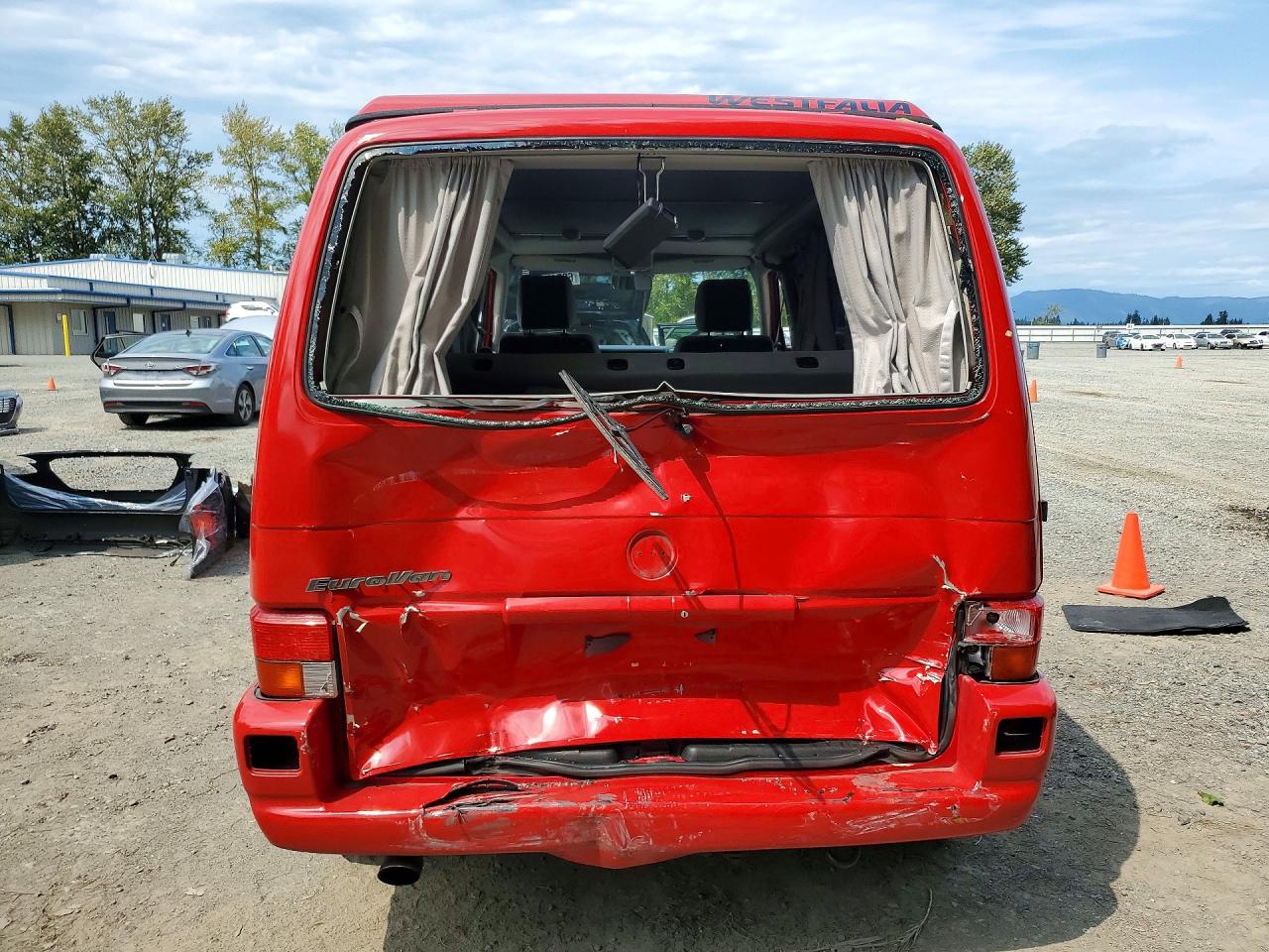 2002 Volkswagen Eurovan Mv Red vin: WV2NB47052H024281