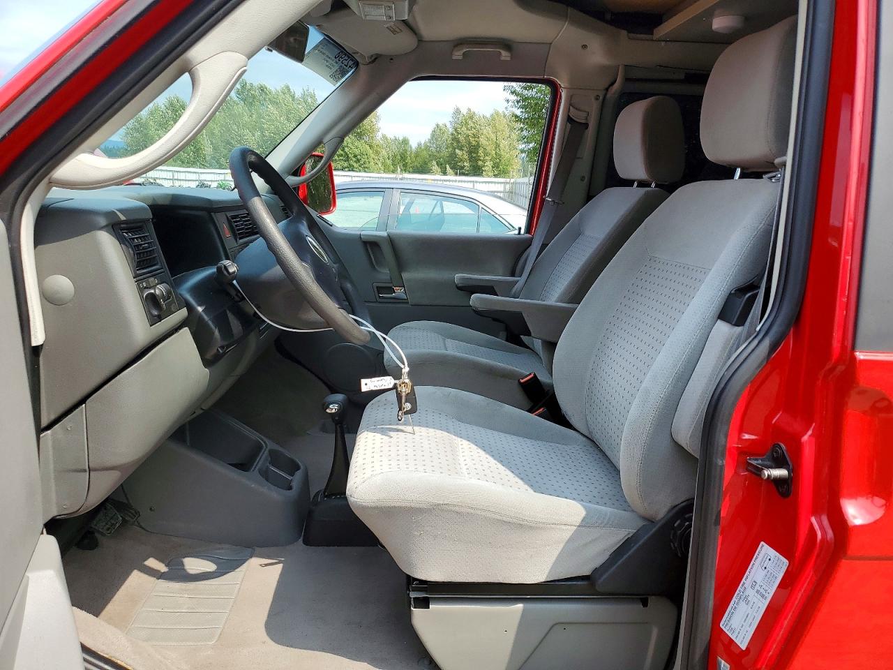 2002 Volkswagen Eurovan Mv Red vin: WV2NB47052H024281
