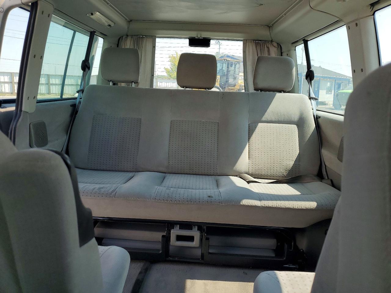 2003 Volkswagen Eurovan Mv Silver vin: WV2NB47083H000736