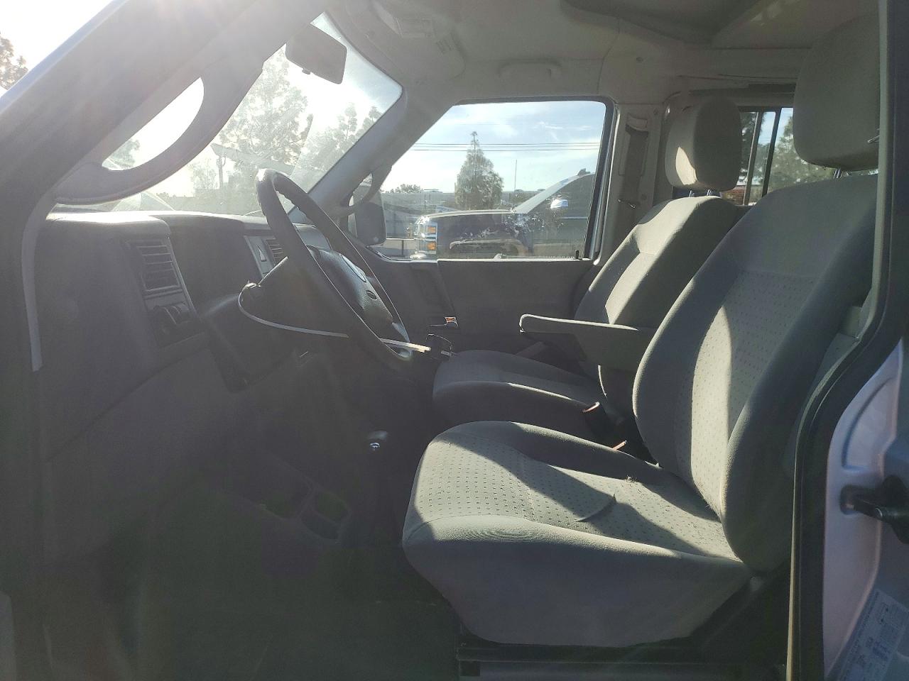 2002 Volkswagen Eurovan Mv Silver vin: WV2NB47092H003921