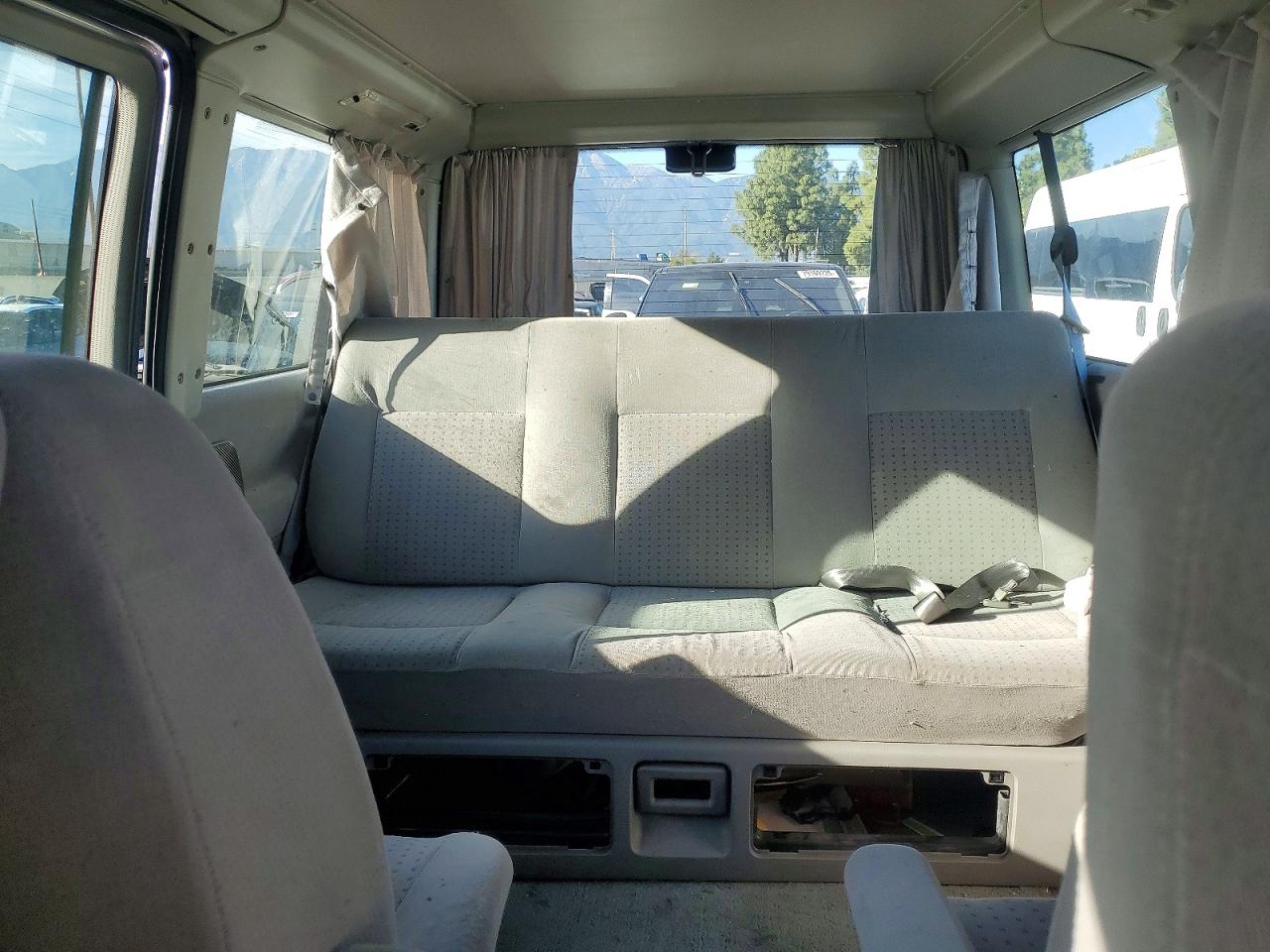 2002 Volkswagen Eurovan Mv Silver vin: WV2NB47092H003921
