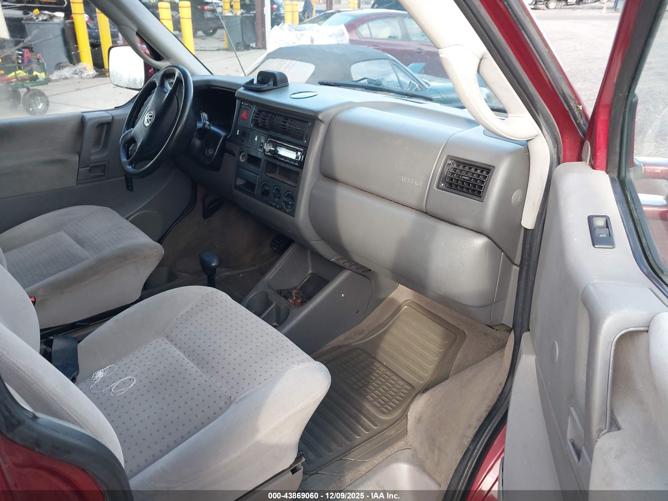 1999 Volkswagen Eurovan Mv Red vin: WV2NH2705XH125685
