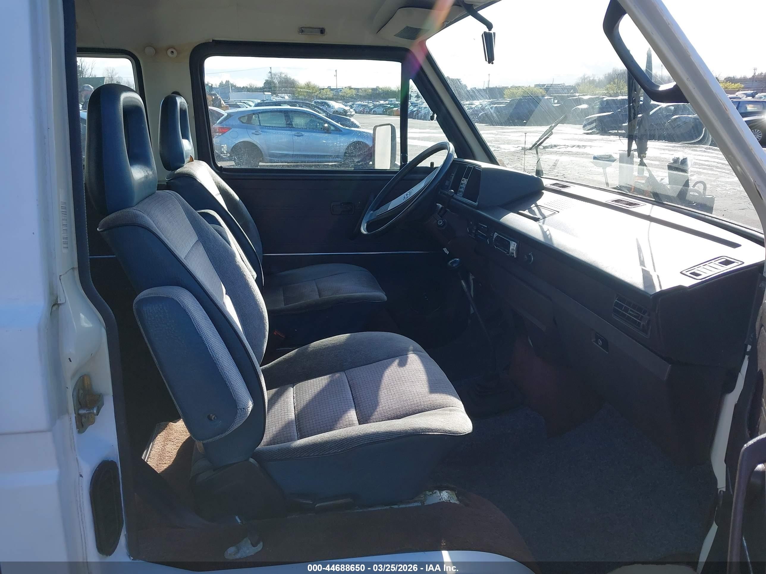 1984 Volkswagen Vanagon Bus White vin: WV2YB0252EH053766