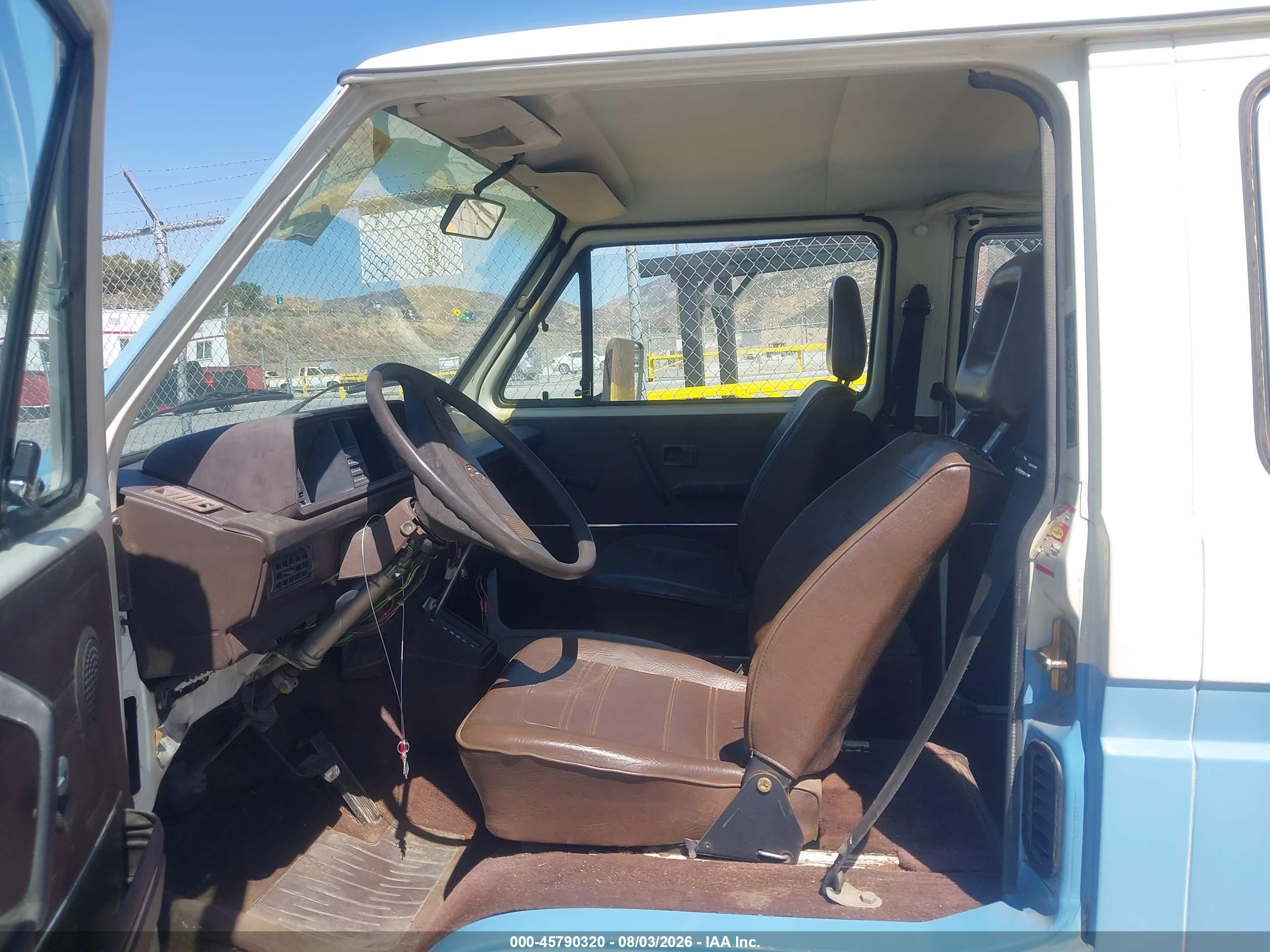 1984 Volkswagen Vanagon Bus Blue vin: WV2YB0253EH034160
