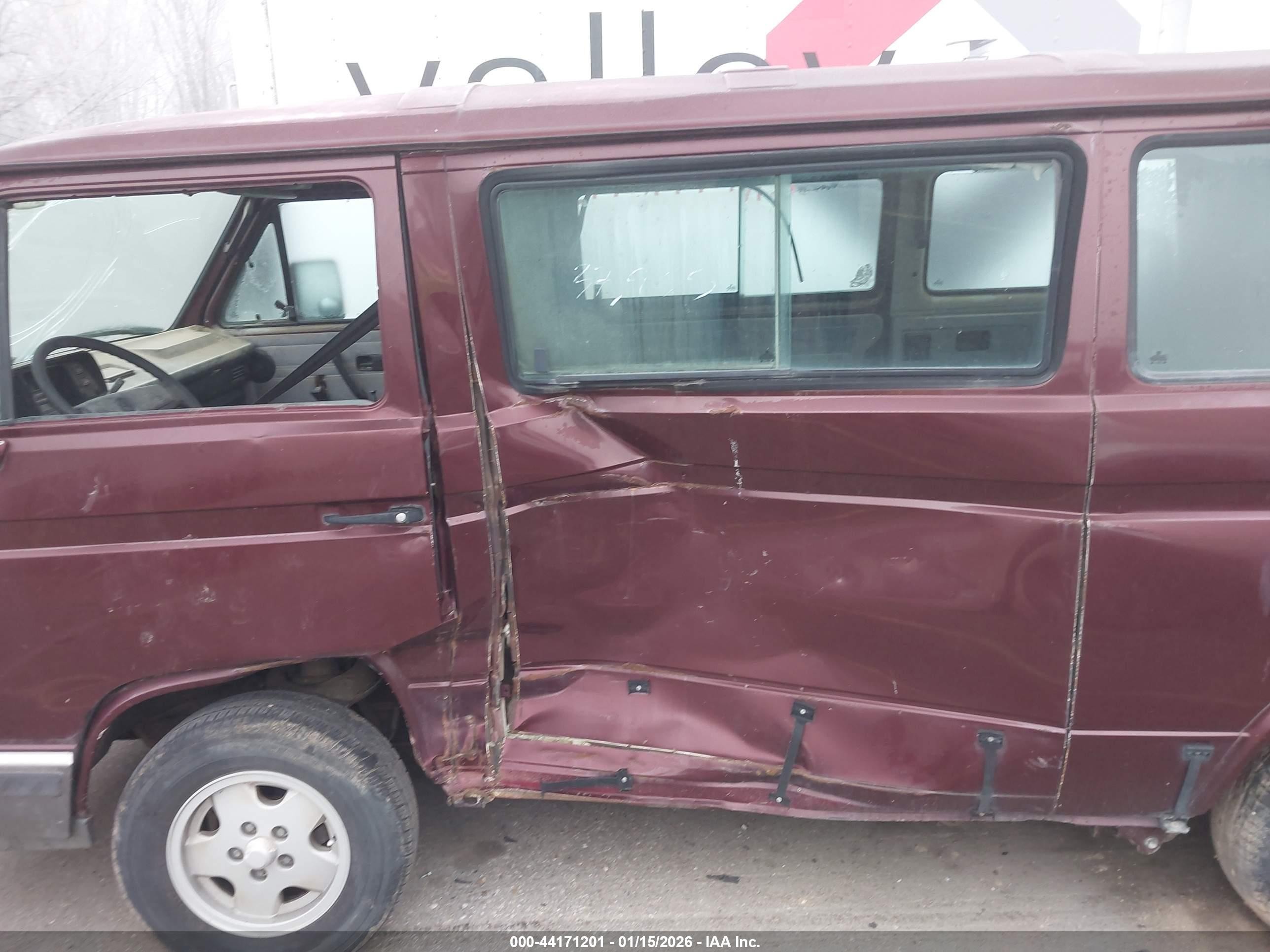 1991 Volkswagen Vanagon Bus Красный vin: WV2YB0253MG009019