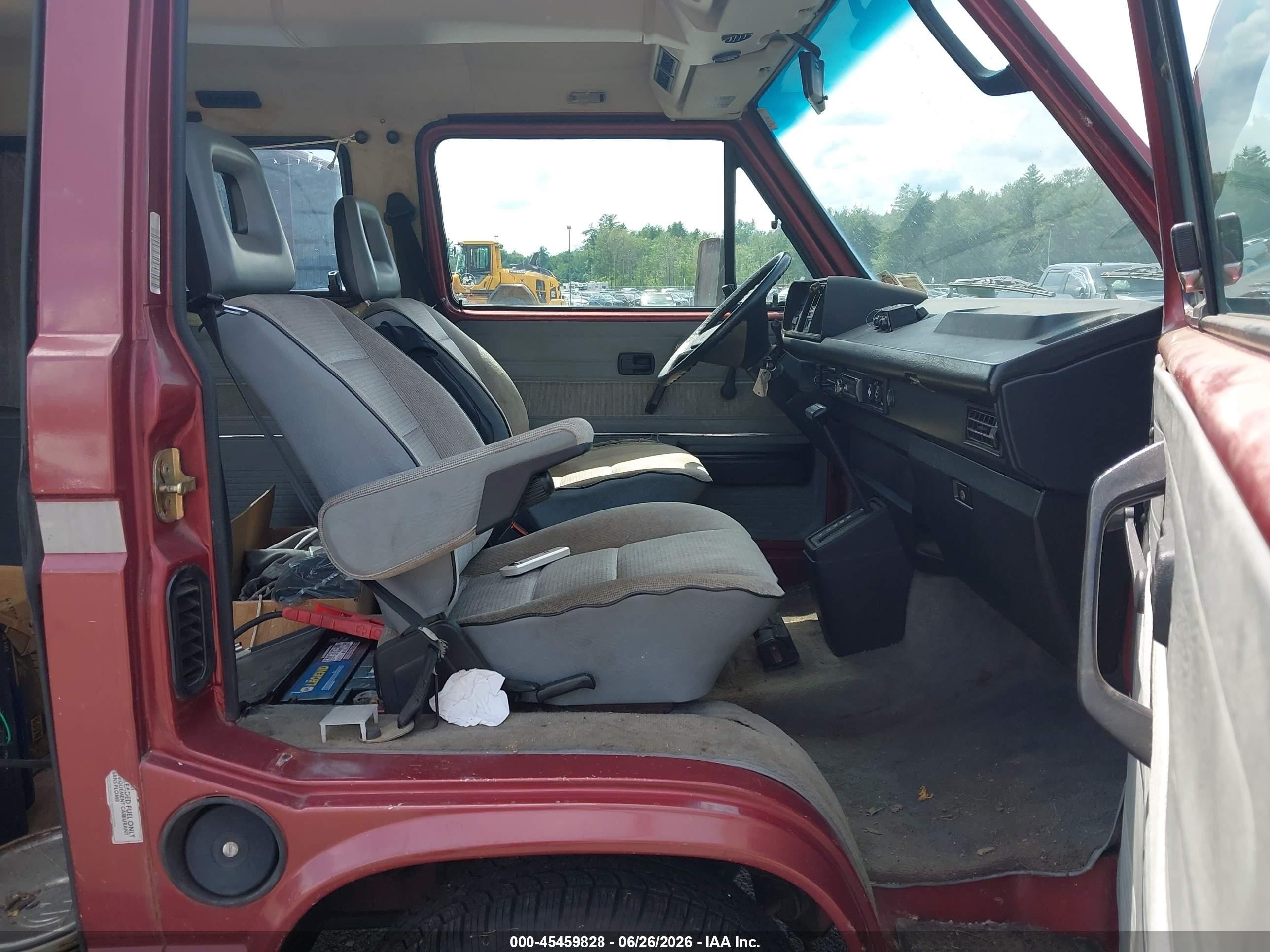 1989 Volkswagen Vanagon Bus Red vin: WV2YB0255KH051182
