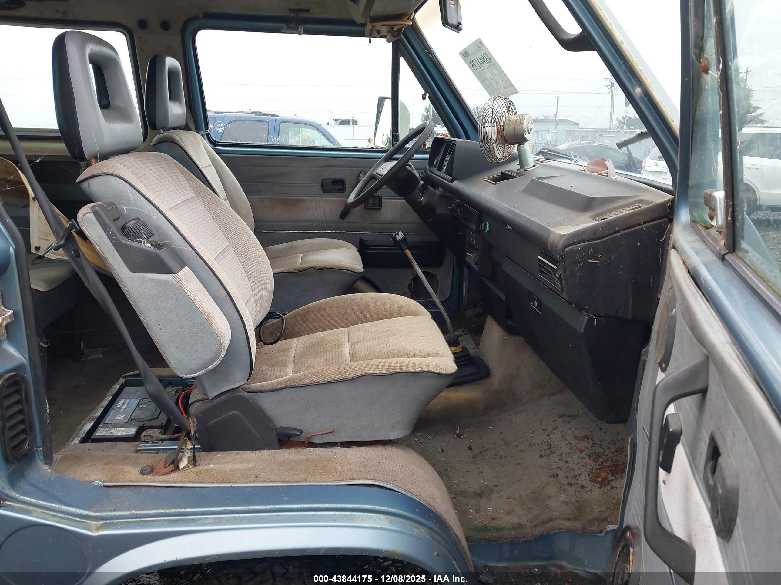 1989 Volkswagen Vanagon Bus Light Blue vin: WV2YB025XKG000282