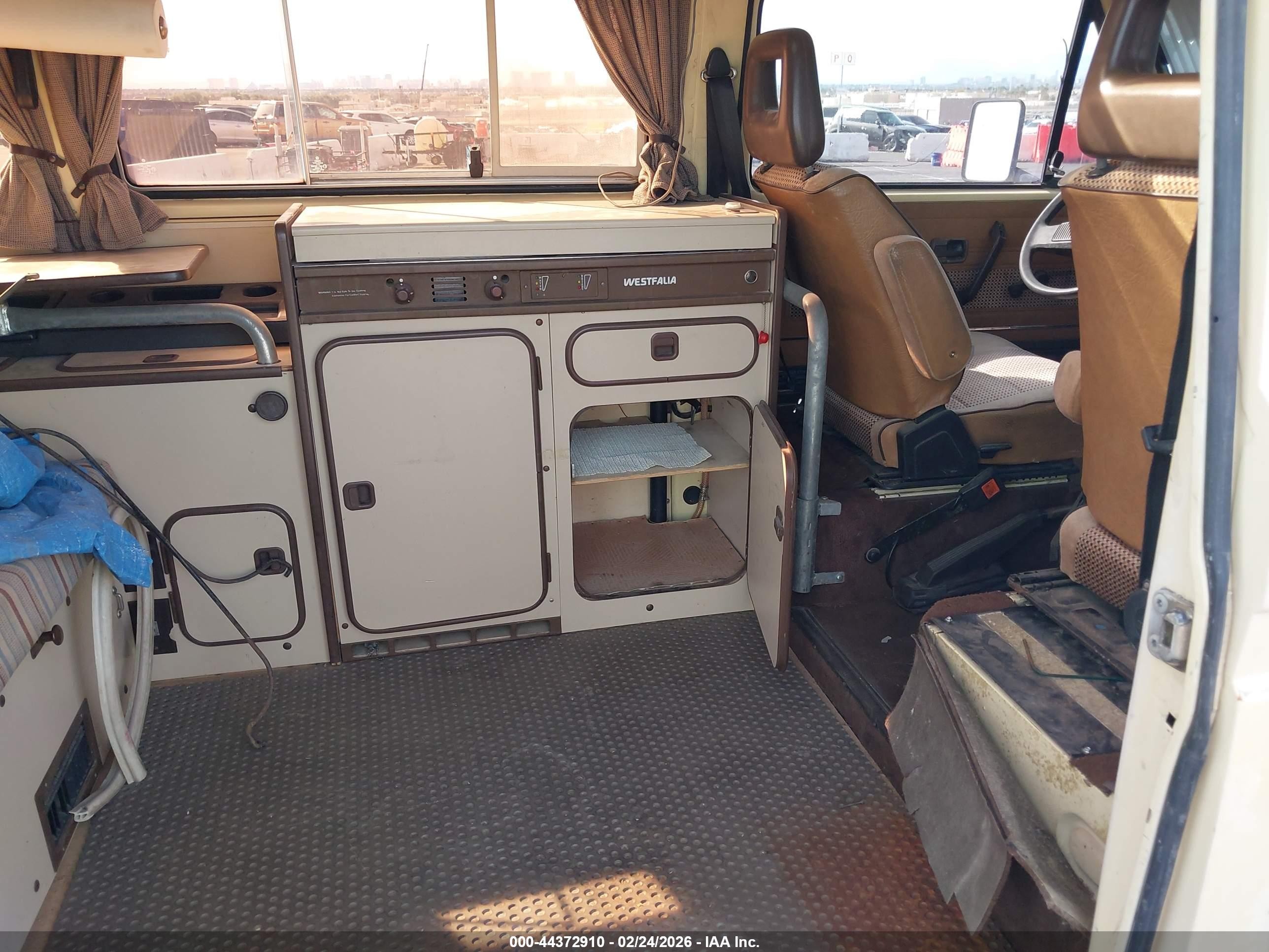 1984 Volkswagen Vanagon Campmobile Yellow vin: WV2ZB0253EH019260