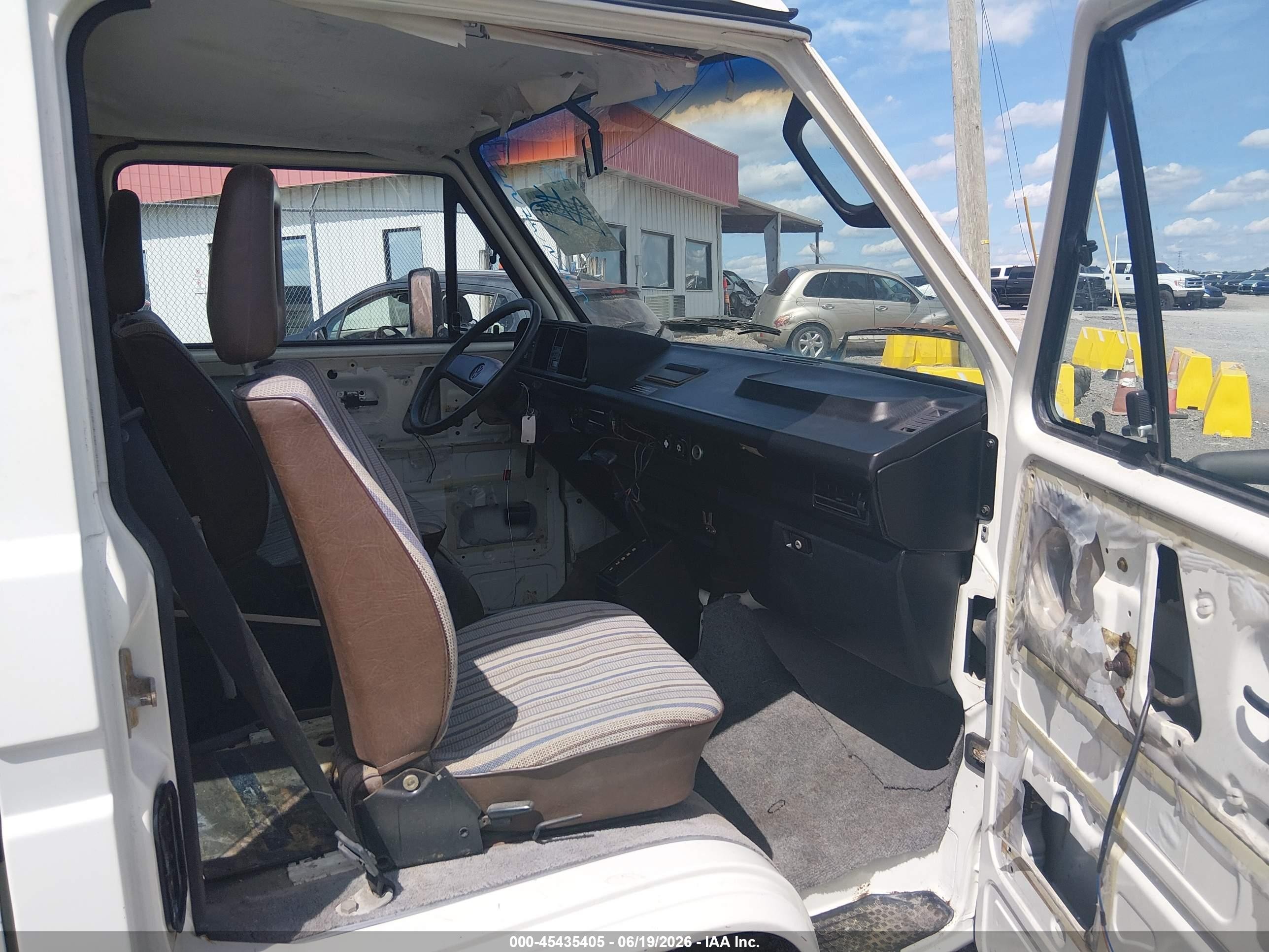 1987 Volkswagen Vanagon Campmobile White vin: WV2ZB0259HH097725