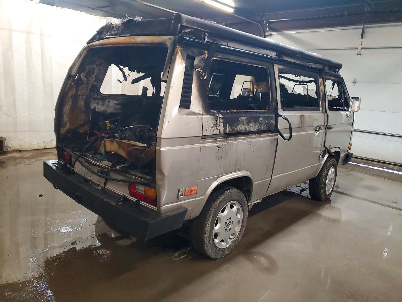1991 Volkswagen Vanagon Campmobile Burn vin: WV2ZB025XMG008583