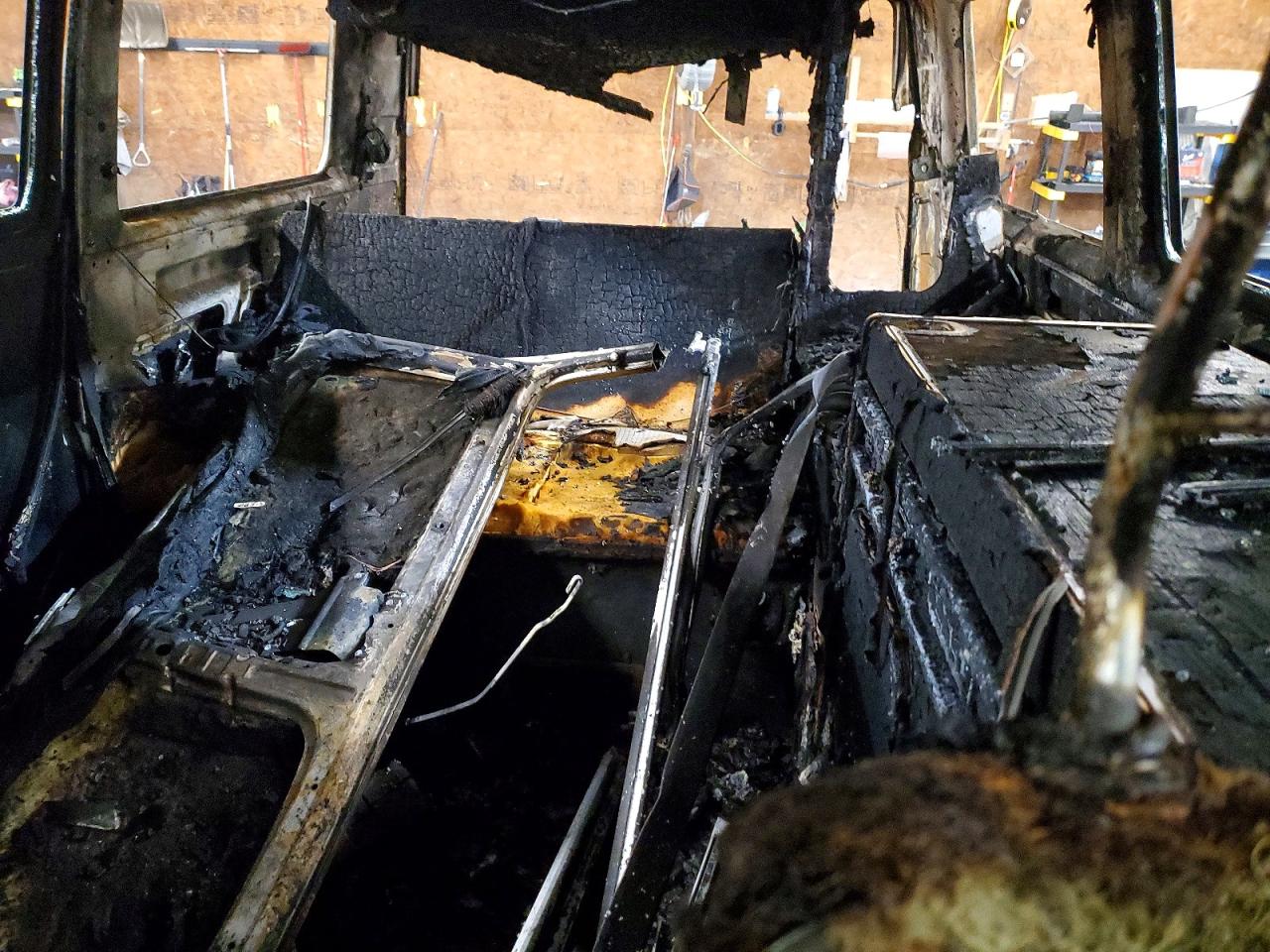 1991 Volkswagen Vanagon Campmobile Burn vin: WV2ZB025XMG008583