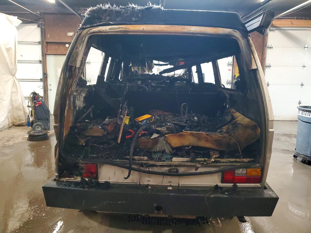 1991 Volkswagen Vanagon Campmobile Burn vin: WV2ZB025XMG008583
