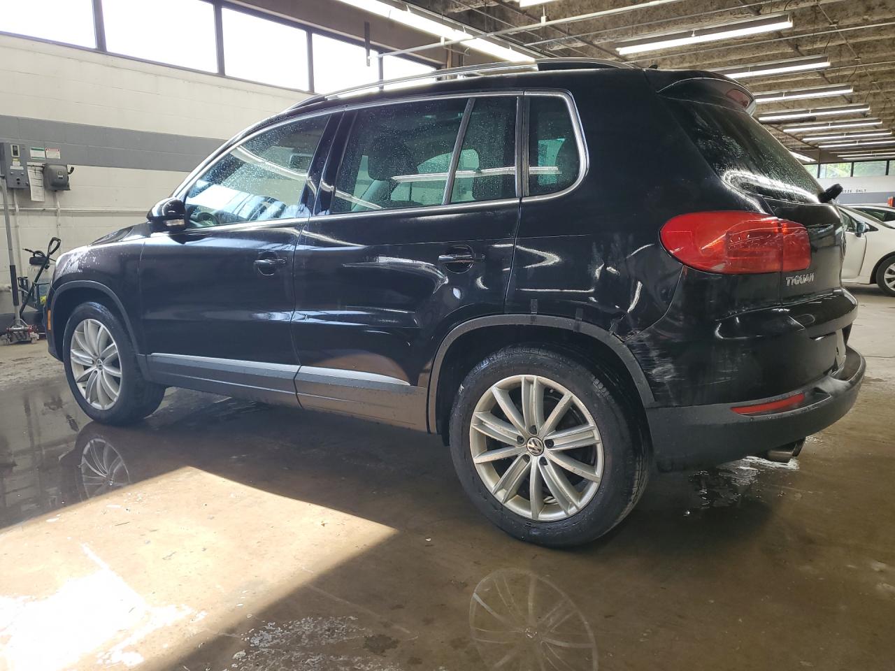 2013 Volkswagen Tiguan S Черный vin: WVGAV3AX2DW617711 Damage: Left Qtr Panel, Dent(S) W/ Paint Dmg, 4 To 5 Inches