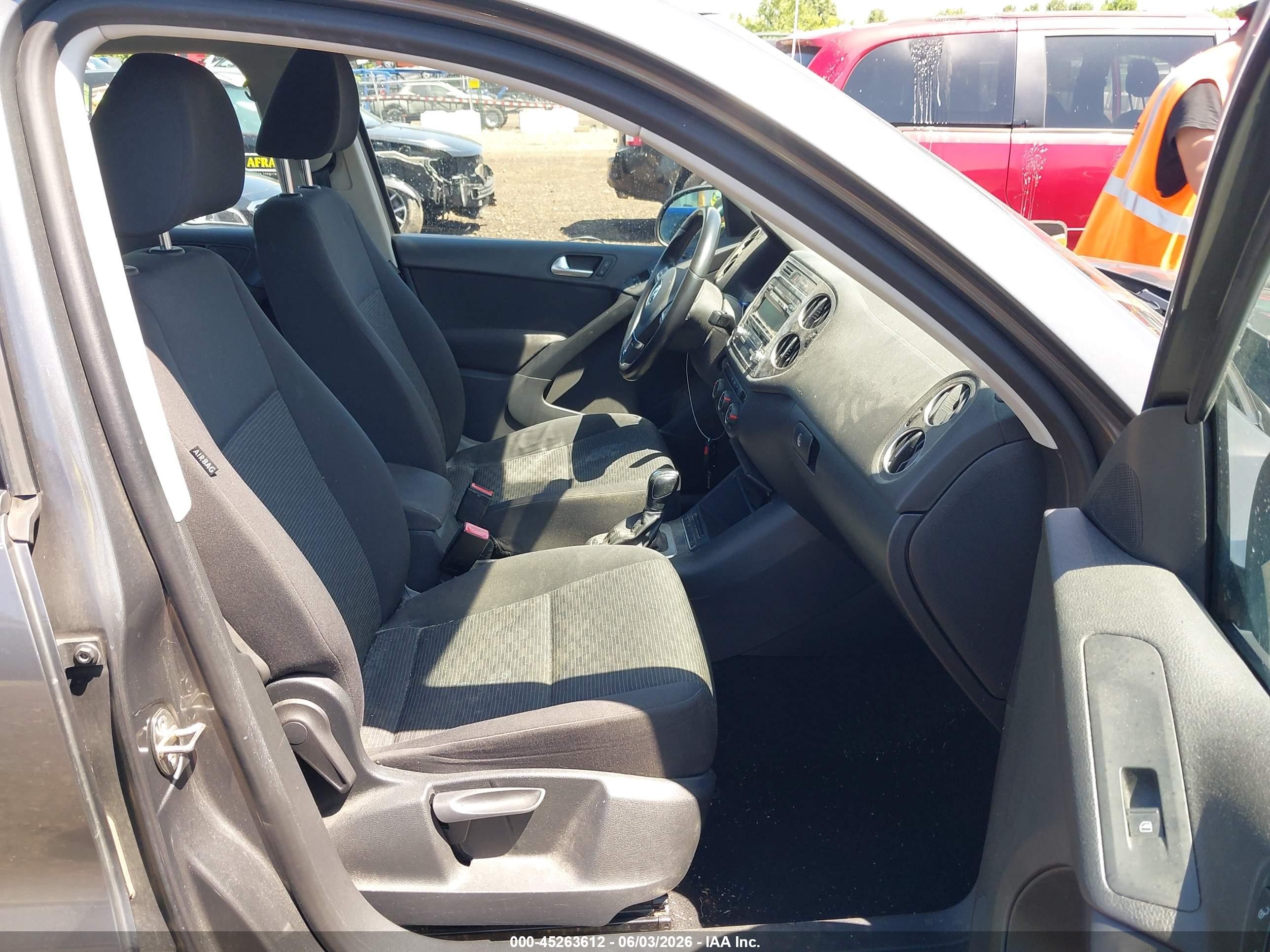 2014 Volkswagen Tiguan S Silver vin: WVGAV3AX2EW595288