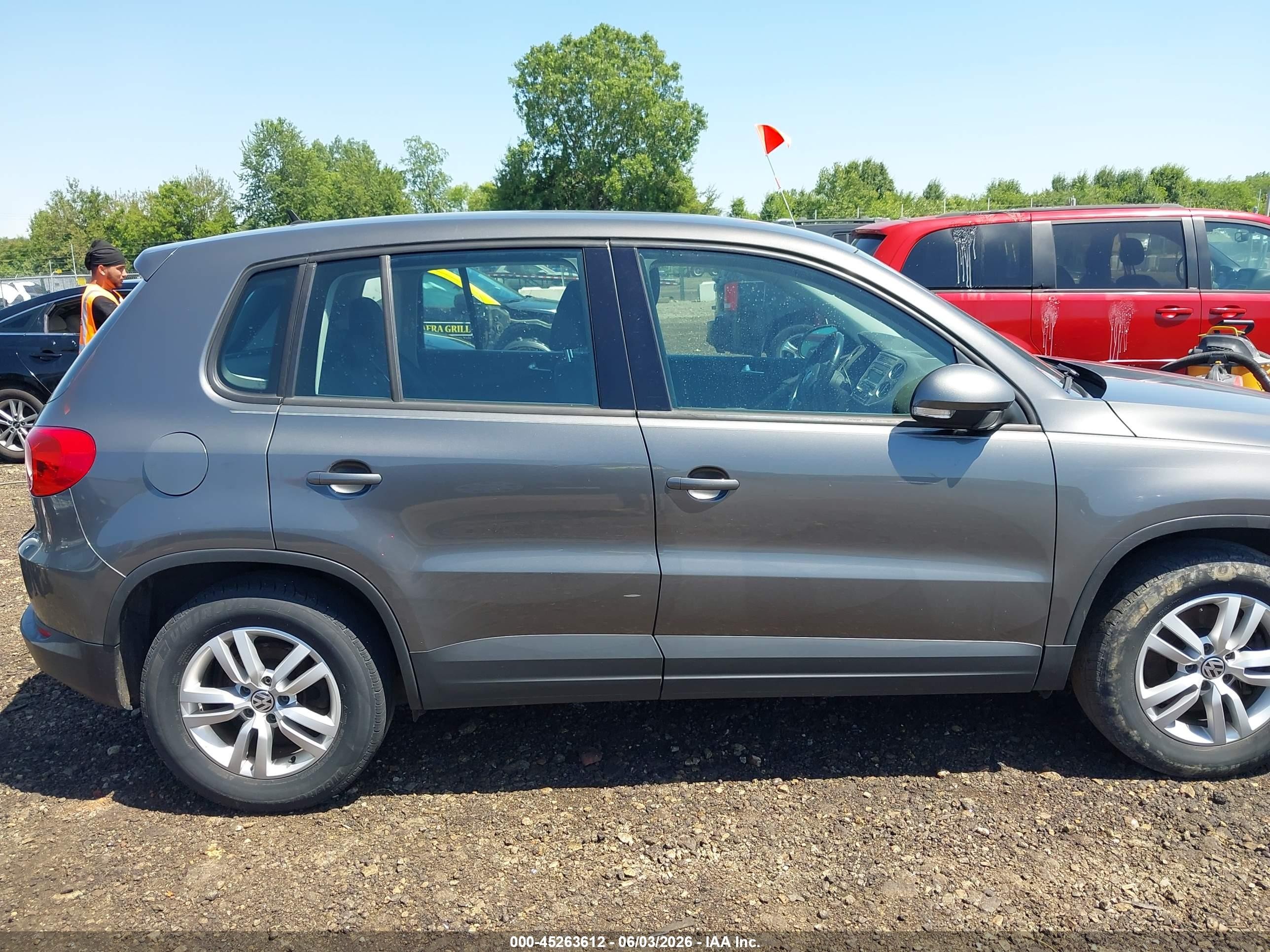 2014 Volkswagen Tiguan S Silver vin: WVGAV3AX2EW595288