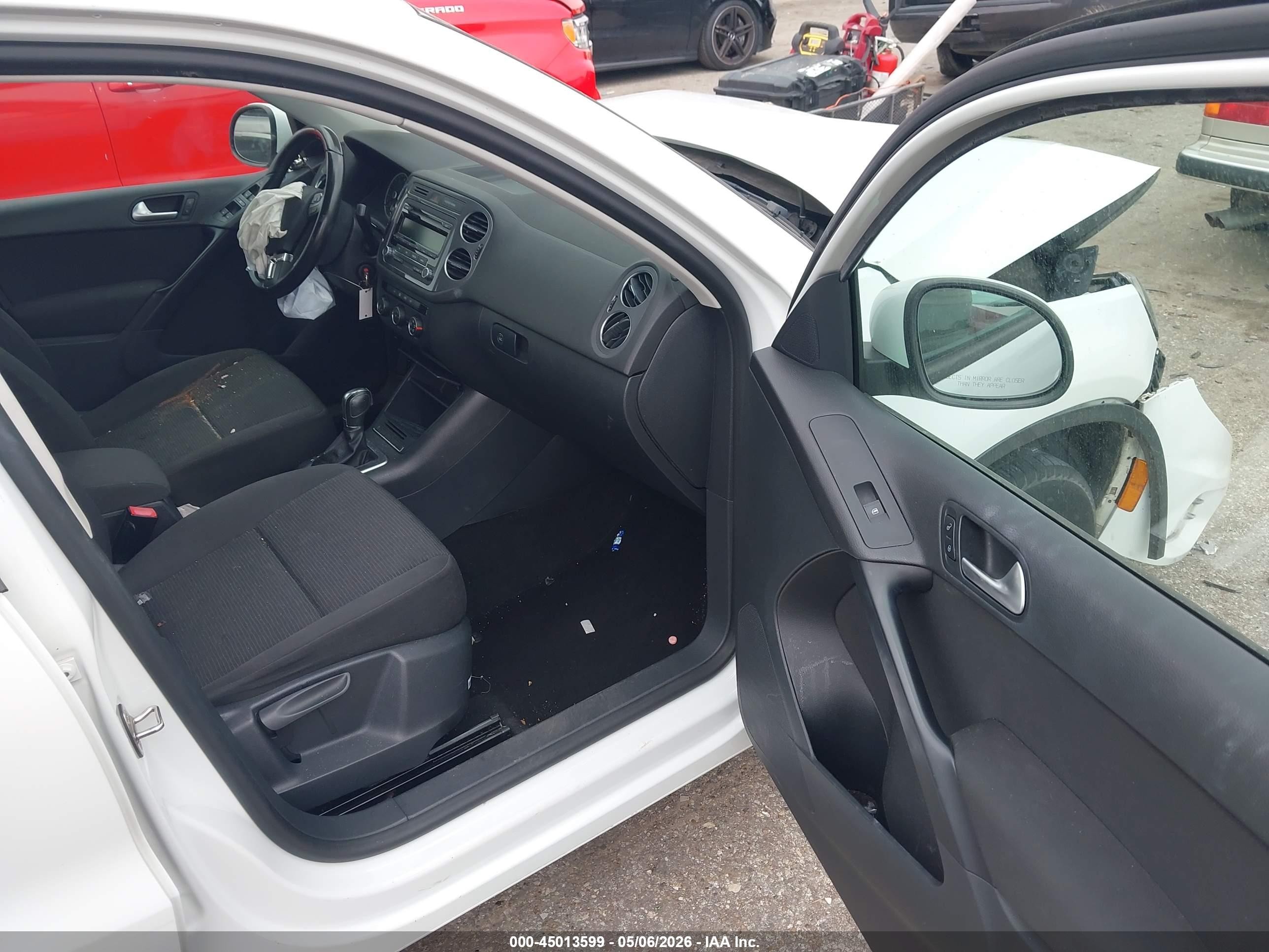 2014 Volkswagen Tiguan S White vin: WVGAV3AX2EW623428