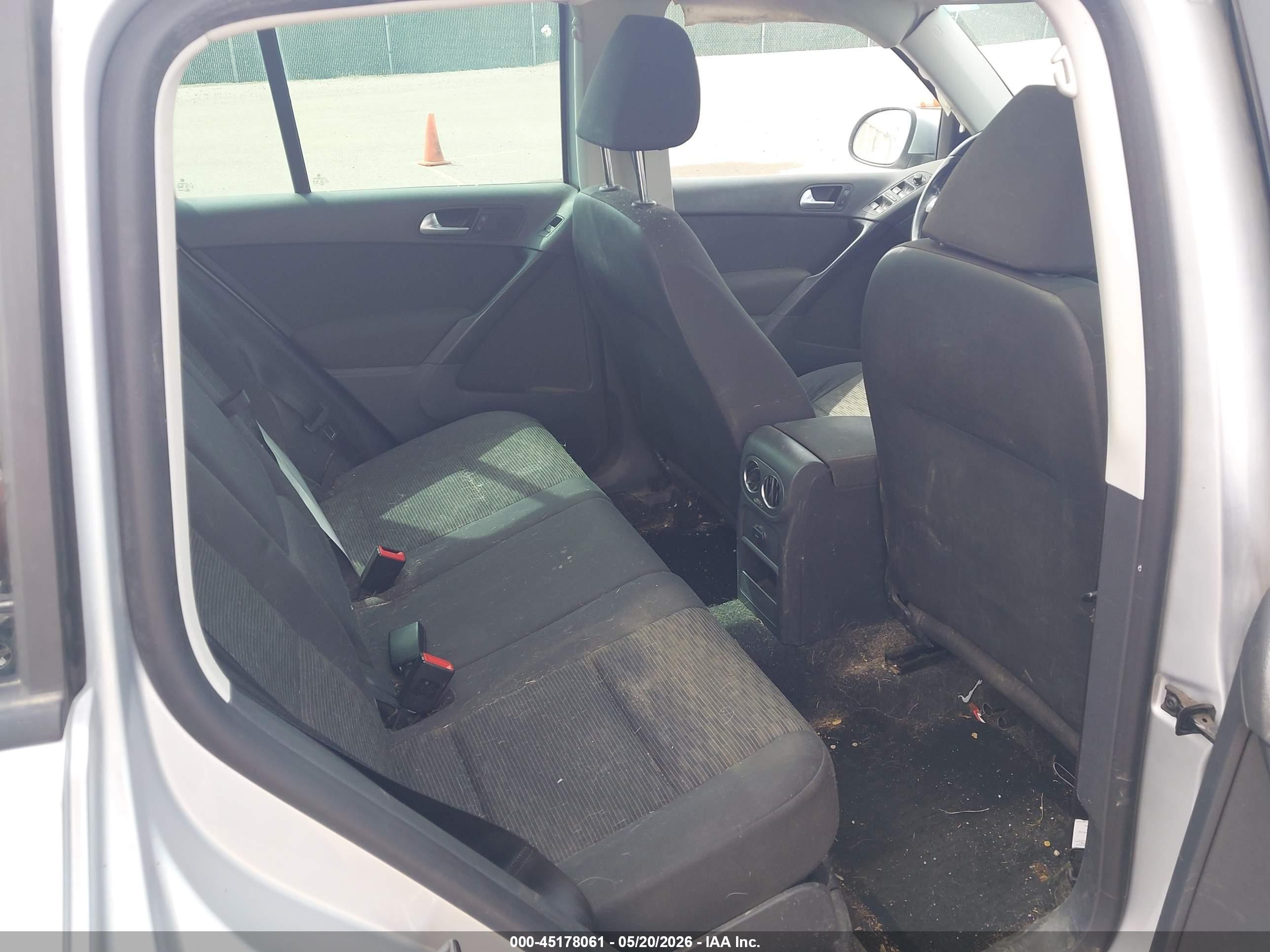 2013 Volkswagen Tiguan S Silver vin: WVGAV3AX4DW609626