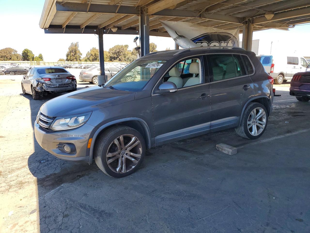 2013 Volkswagen Tiguan S Серый vin: WVGAV3AX4DW616558