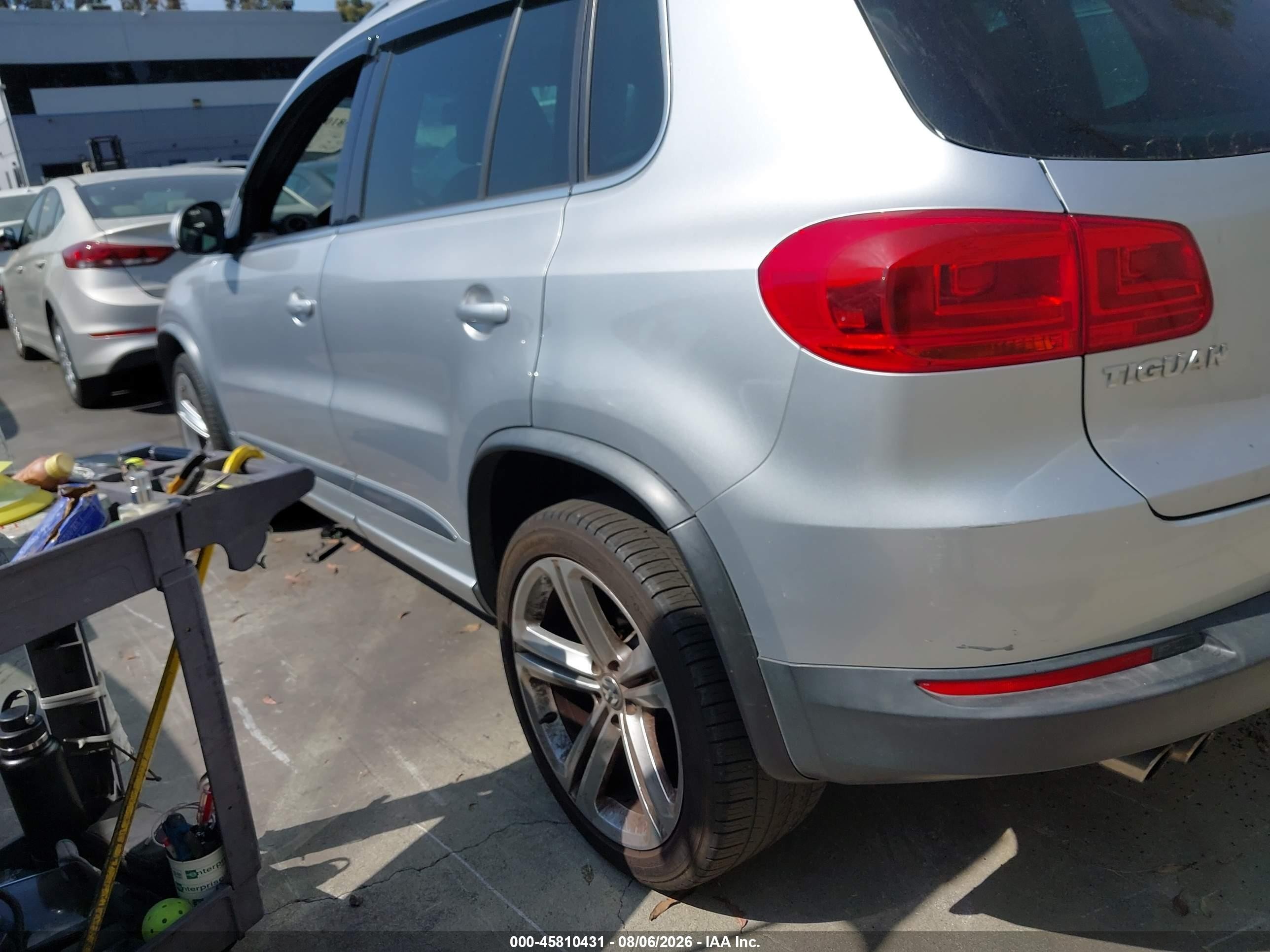 2014 Volkswagen Tiguan R-line Silver vin: WVGAV3AX4EW063895