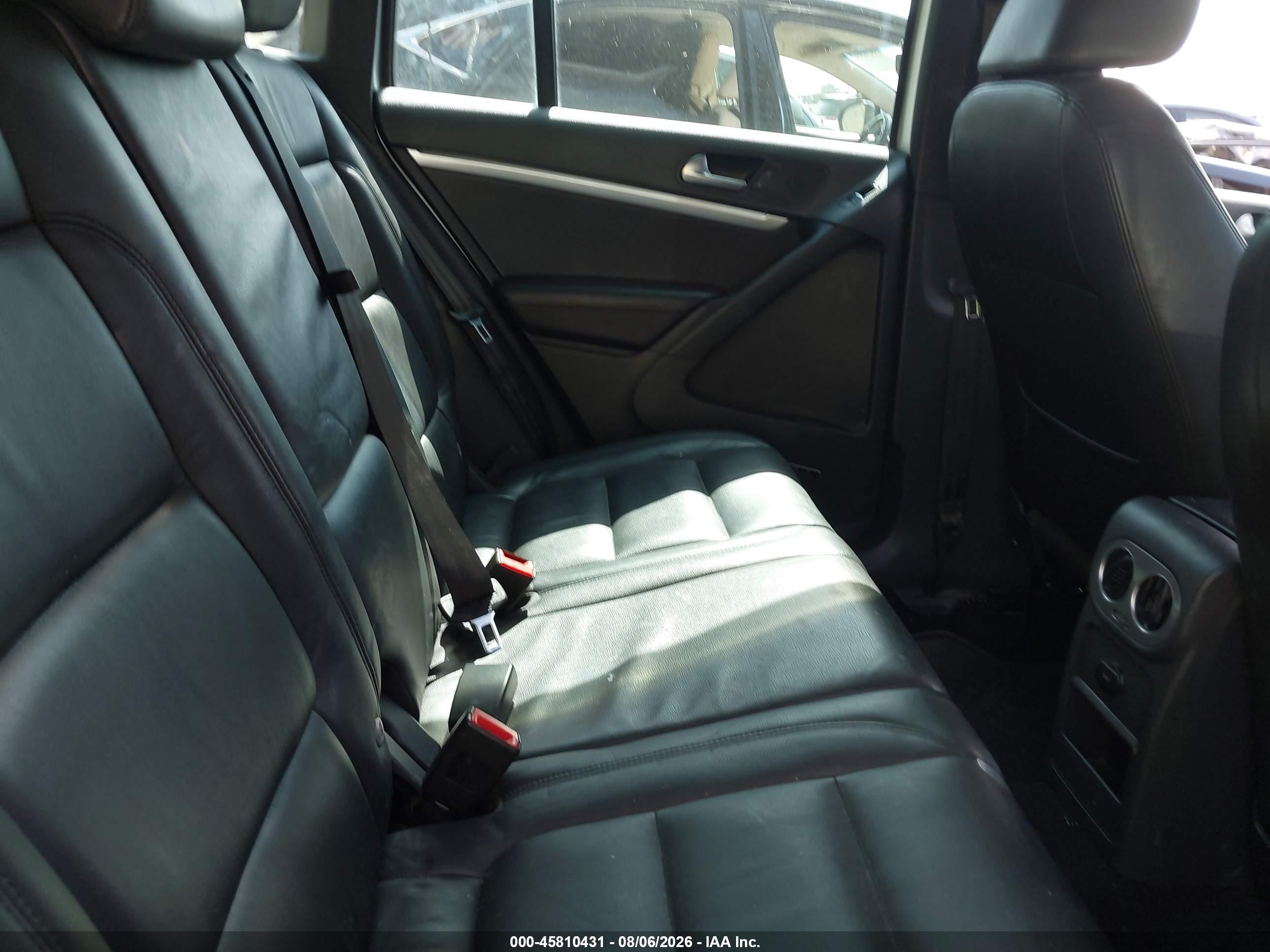 2014 Volkswagen Tiguan R-line Silver vin: WVGAV3AX4EW063895