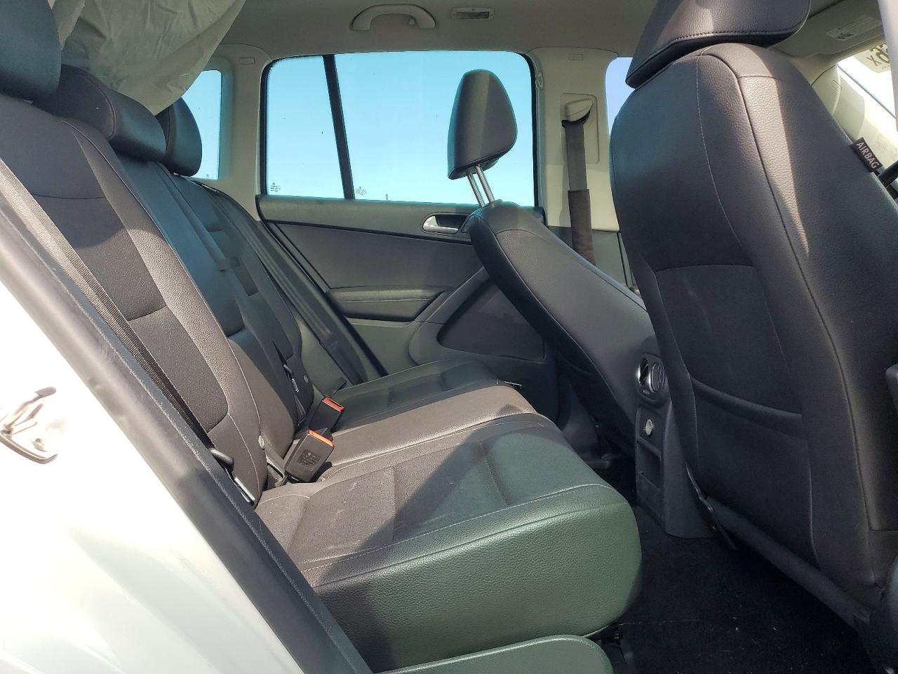 2014 Volkswagen Tiguan S White vin: WVGAV3AX4EW560199
