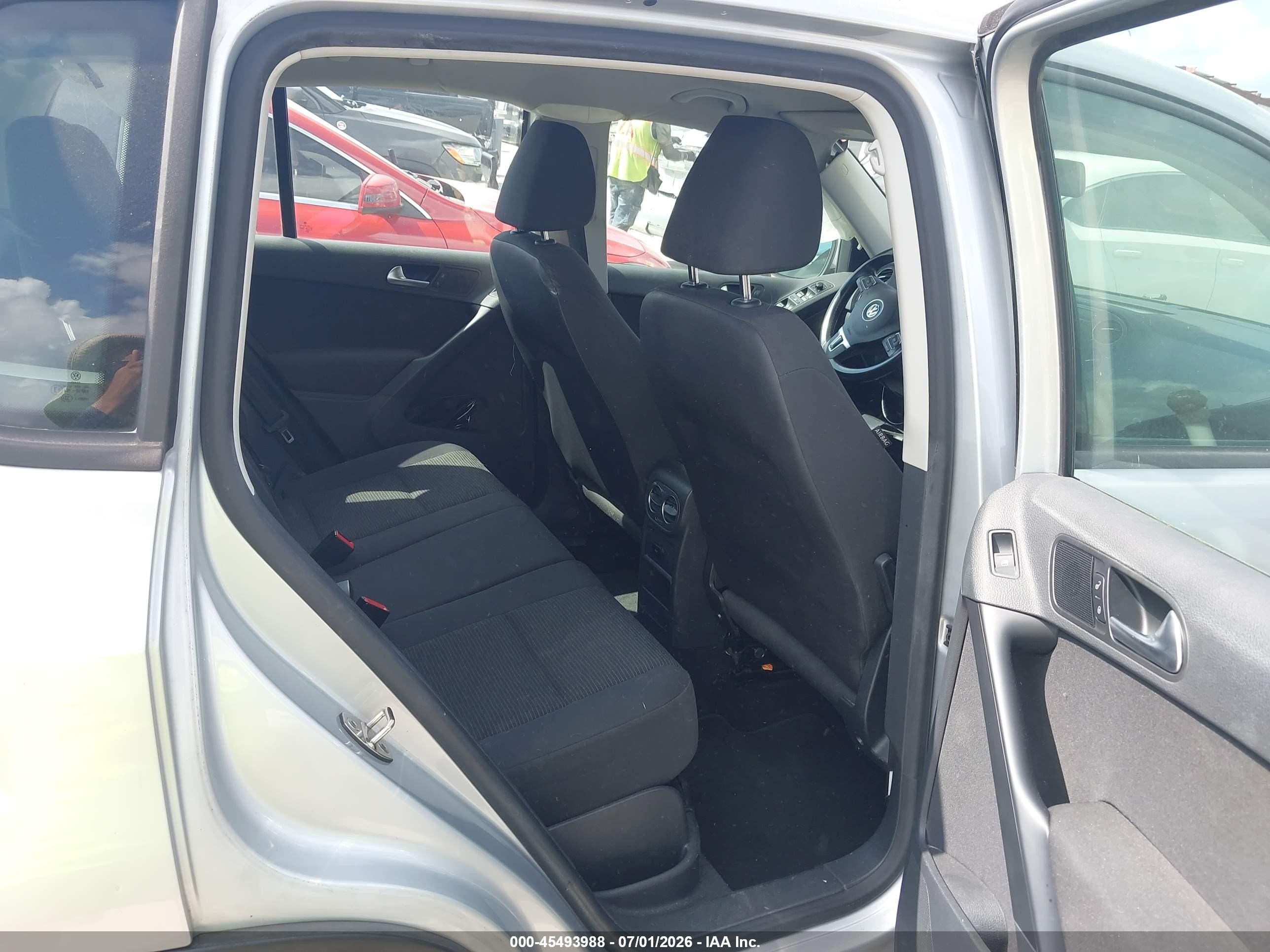 2014 Volkswagen Tiguan S Silver vin: WVGAV3AX4EW596748