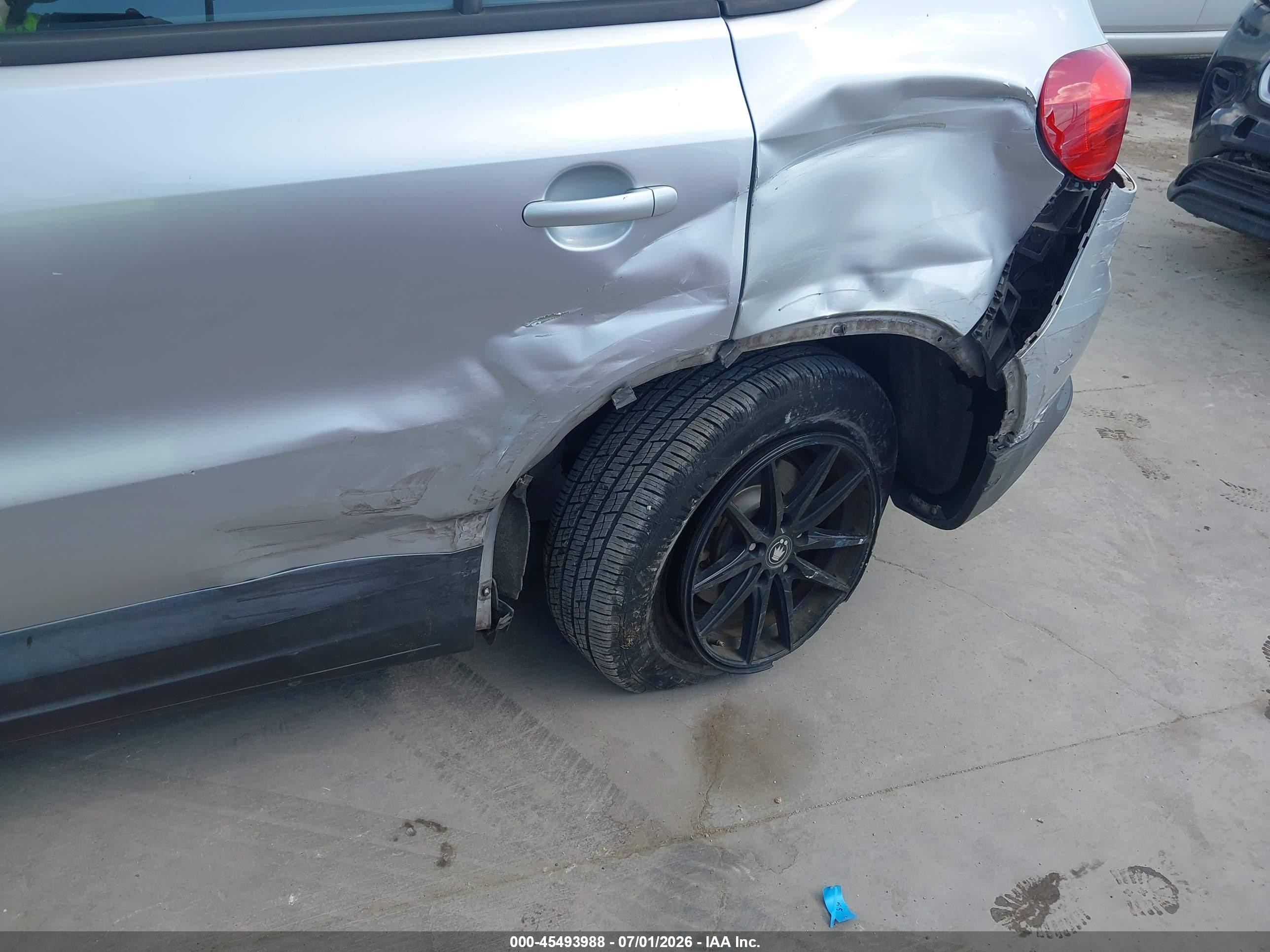 2014 Volkswagen Tiguan S Silver vin: WVGAV3AX4EW596748