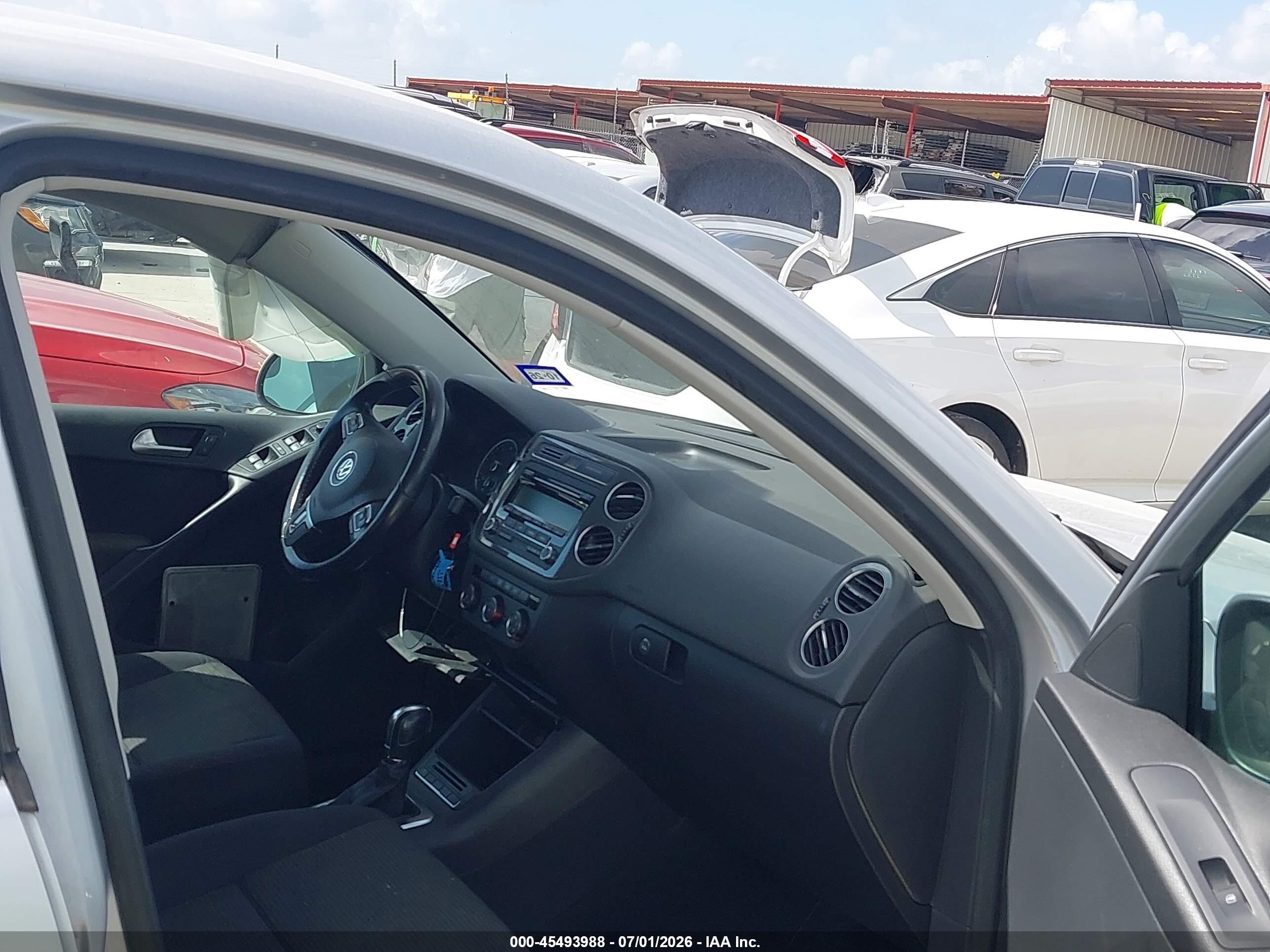 2014 Volkswagen Tiguan S Silver vin: WVGAV3AX4EW596748