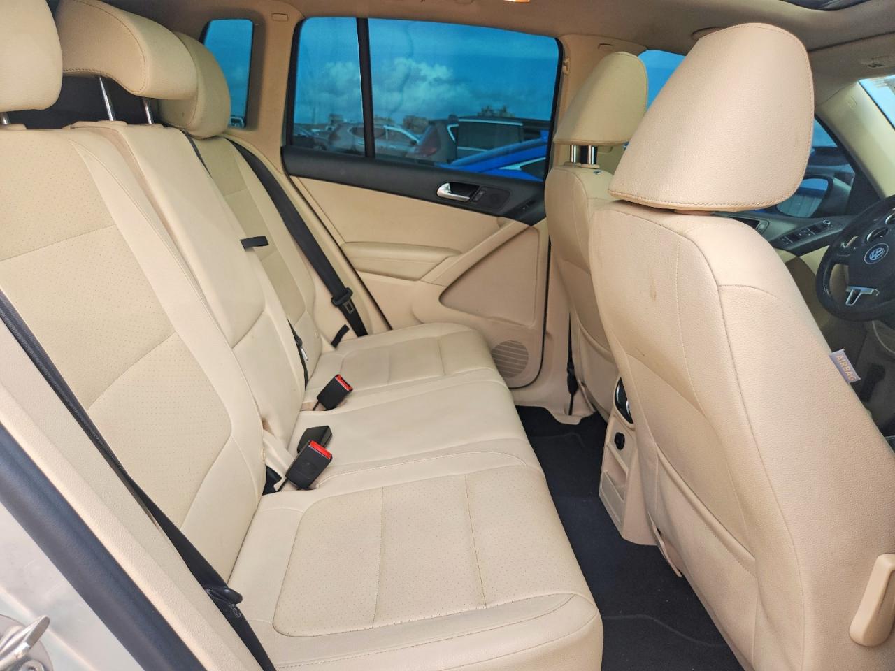 2013 Volkswagen Tiguan S Beige vin: WVGAV3AX5DW617170