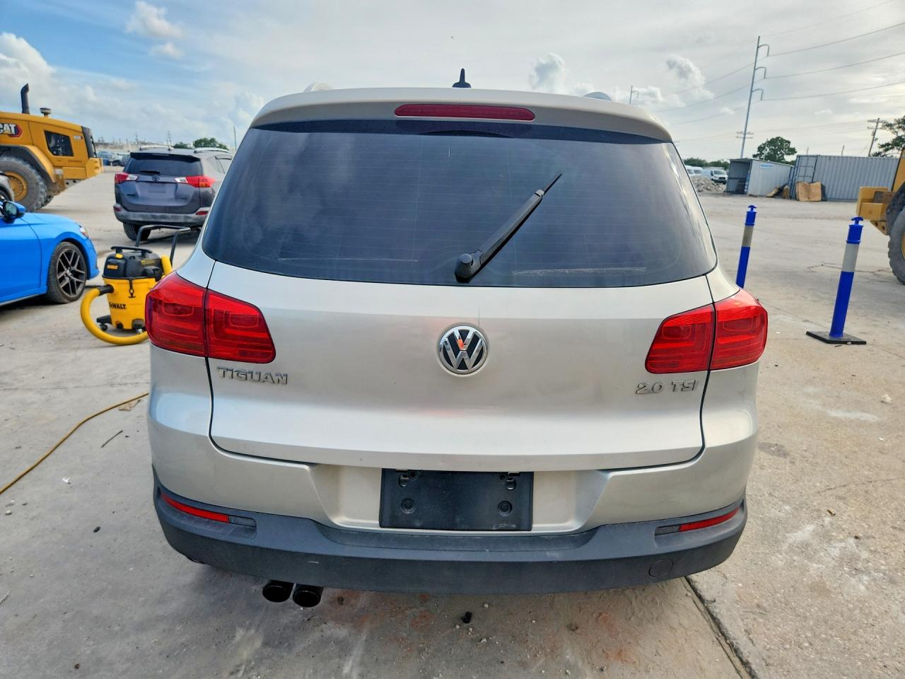 2013 Volkswagen Tiguan S Beige vin: WVGAV3AX5DW617170