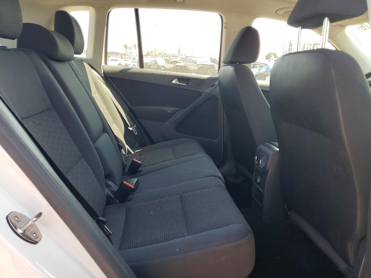 2014 Volkswagen Tiguan S White vin: WVGAV3AX5EW536123