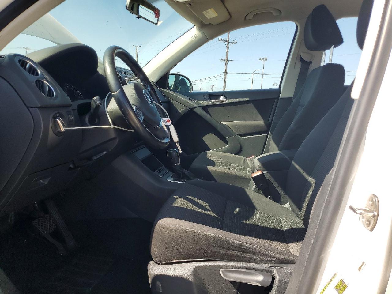 2014 Volkswagen Tiguan S White vin: WVGAV3AX5EW536123