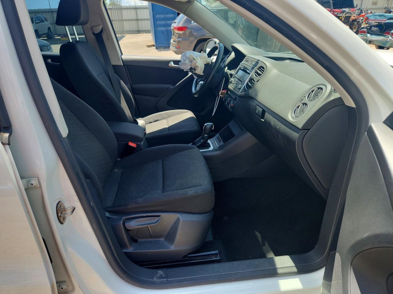 2014 Volkswagen Tiguan S White vin: WVGAV3AX6EW625795