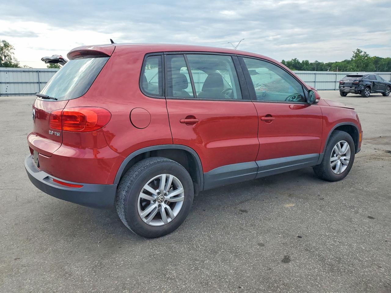 2013 Volkswagen Tiguan S Burgundy vin: WVGAV3AX8DW111963