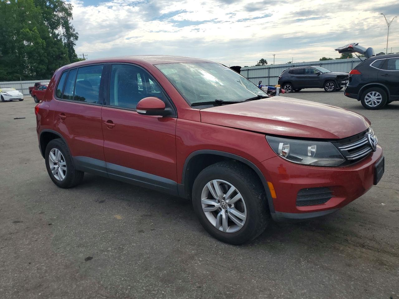 2013 Volkswagen Tiguan S Burgundy vin: WVGAV3AX8DW111963