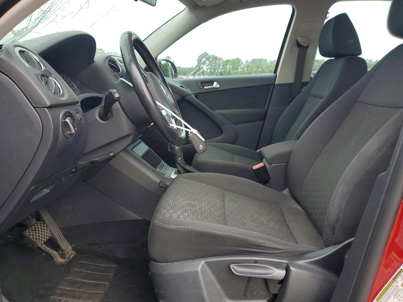 2013 Volkswagen Tiguan S Burgundy vin: WVGAV3AX8DW111963