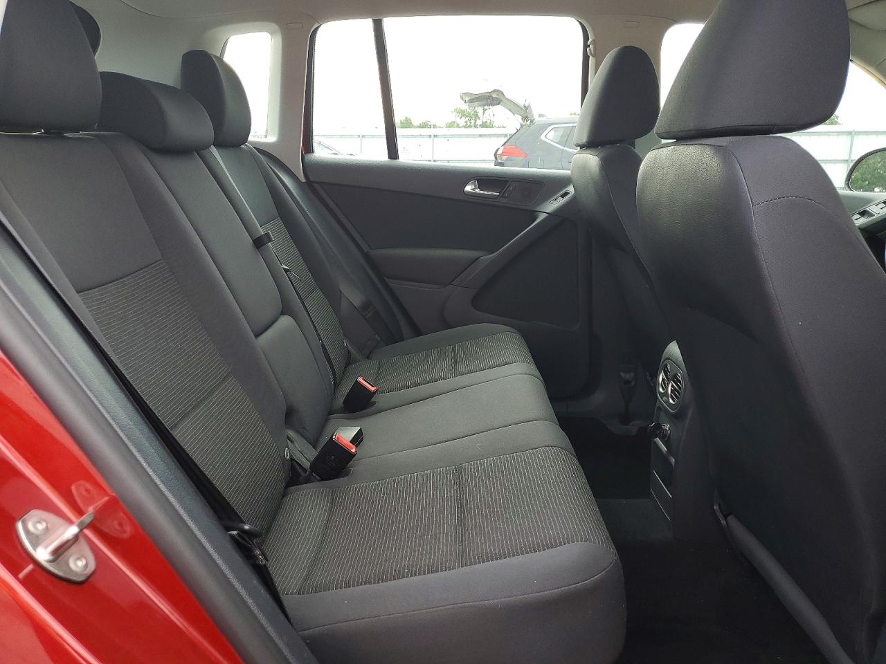 2013 Volkswagen Tiguan S Burgundy vin: WVGAV3AX8DW111963