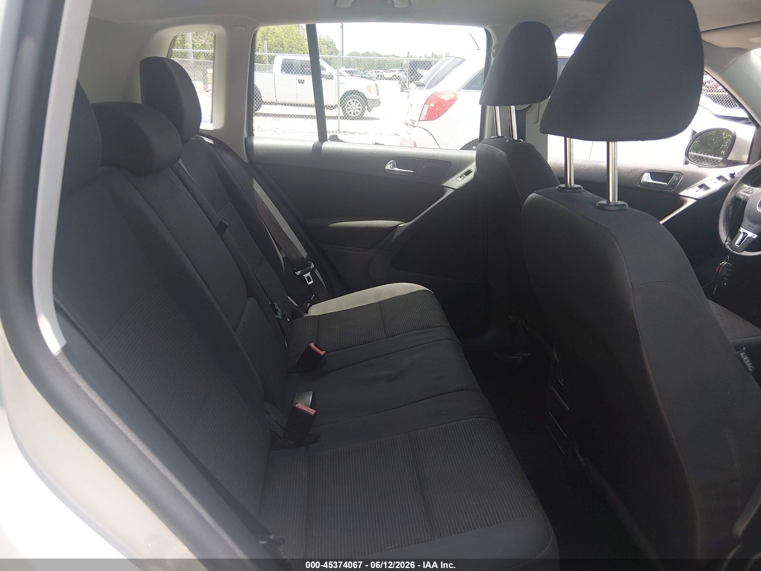 2013 Volkswagen Tiguan S Silver vin: WVGAV3AX8DW574329