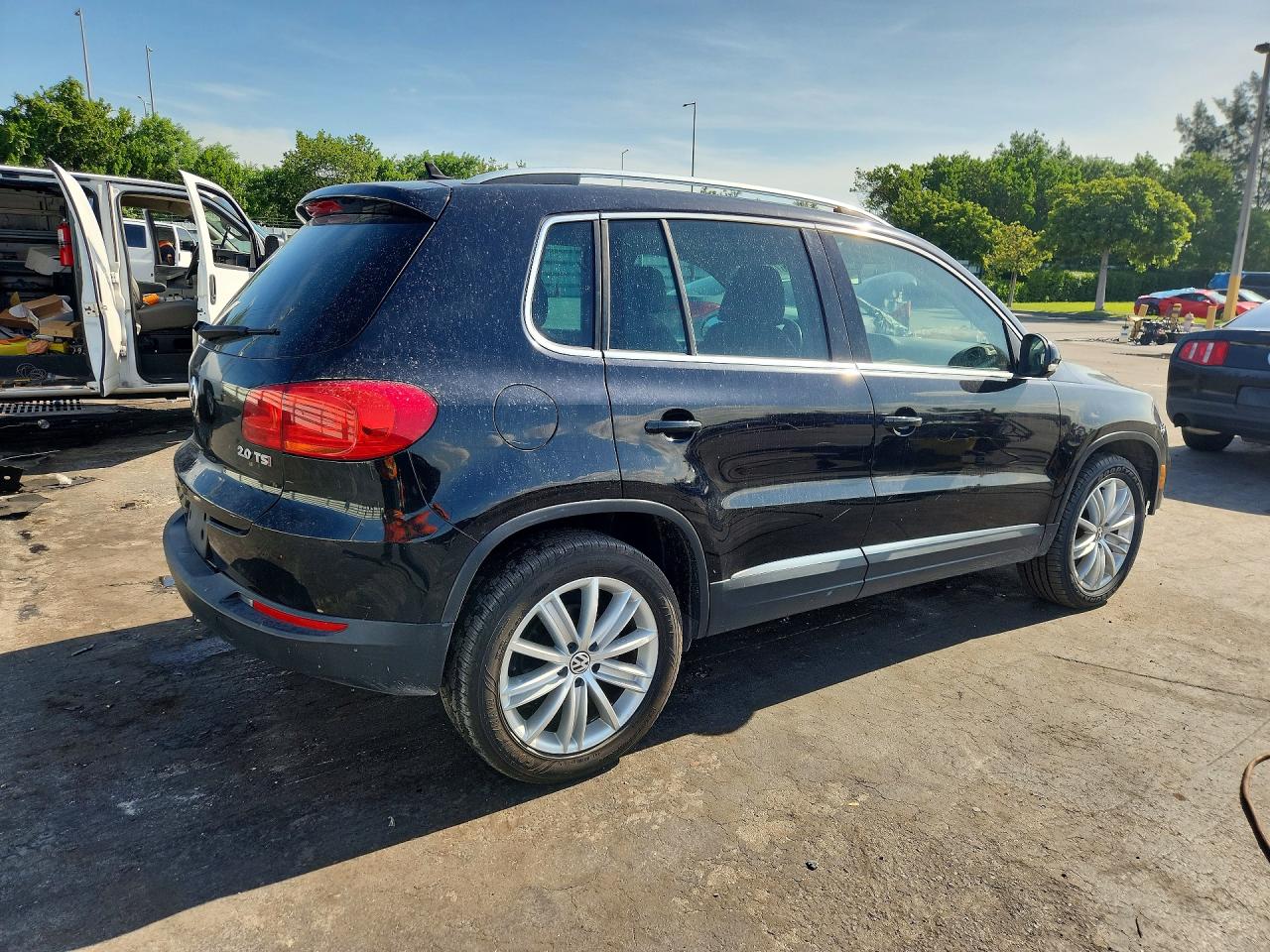 2013 Volkswagen Tiguan S Черный vin: WVGAV3AX8DW600900