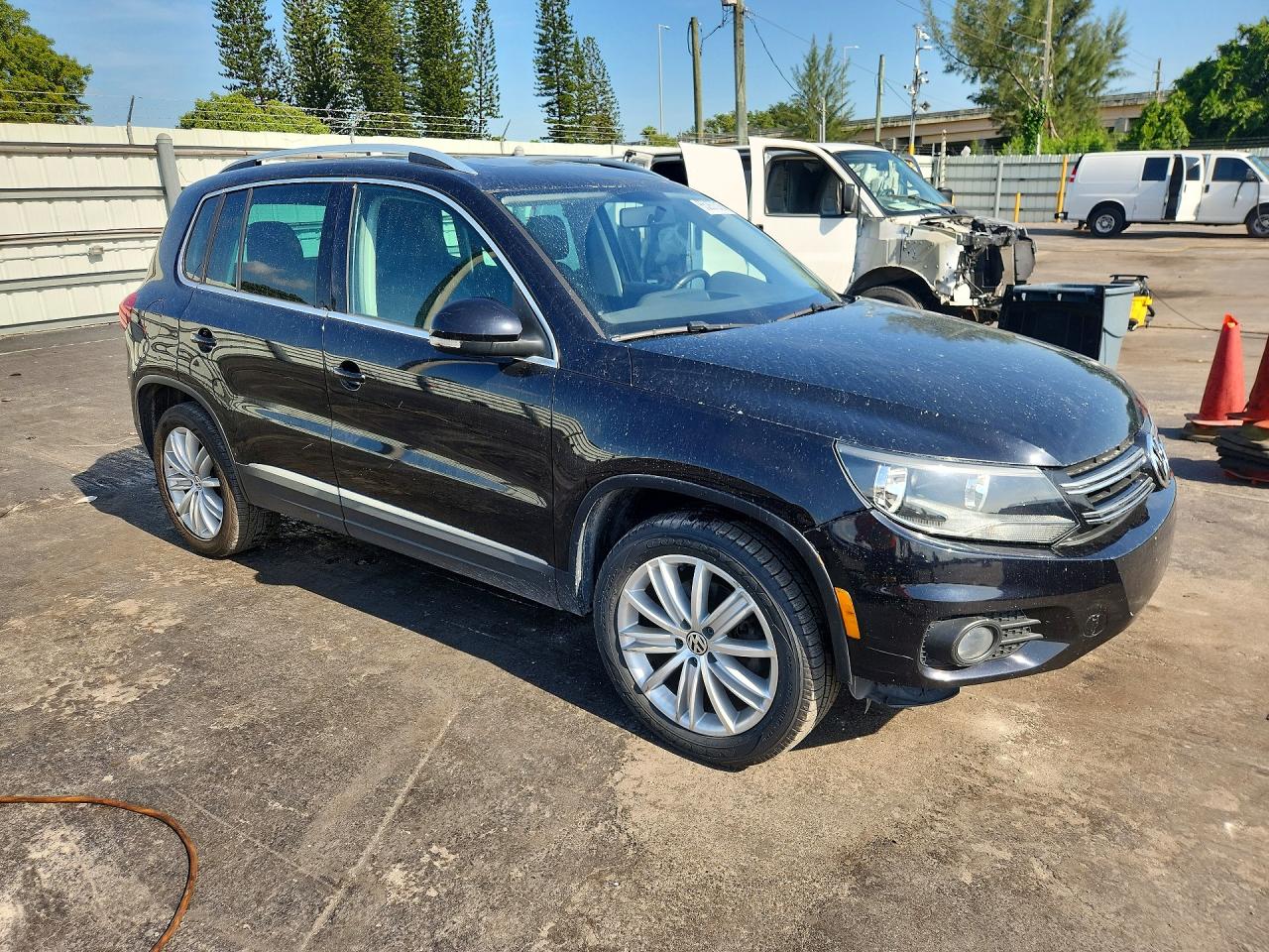 2013 Volkswagen Tiguan S Черный vin: WVGAV3AX8DW600900