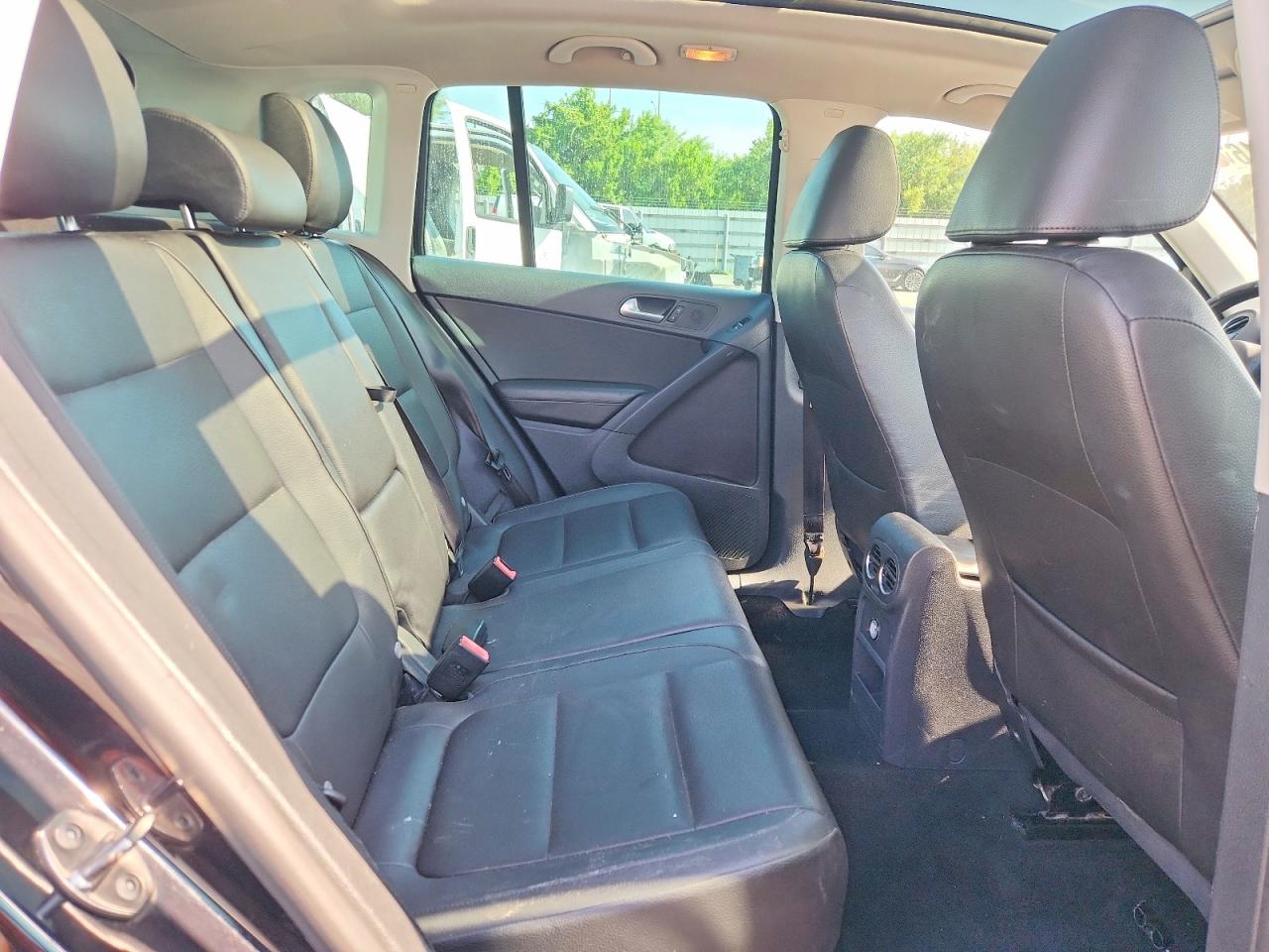 2013 Volkswagen Tiguan S Черный vin: WVGAV3AX8DW600900