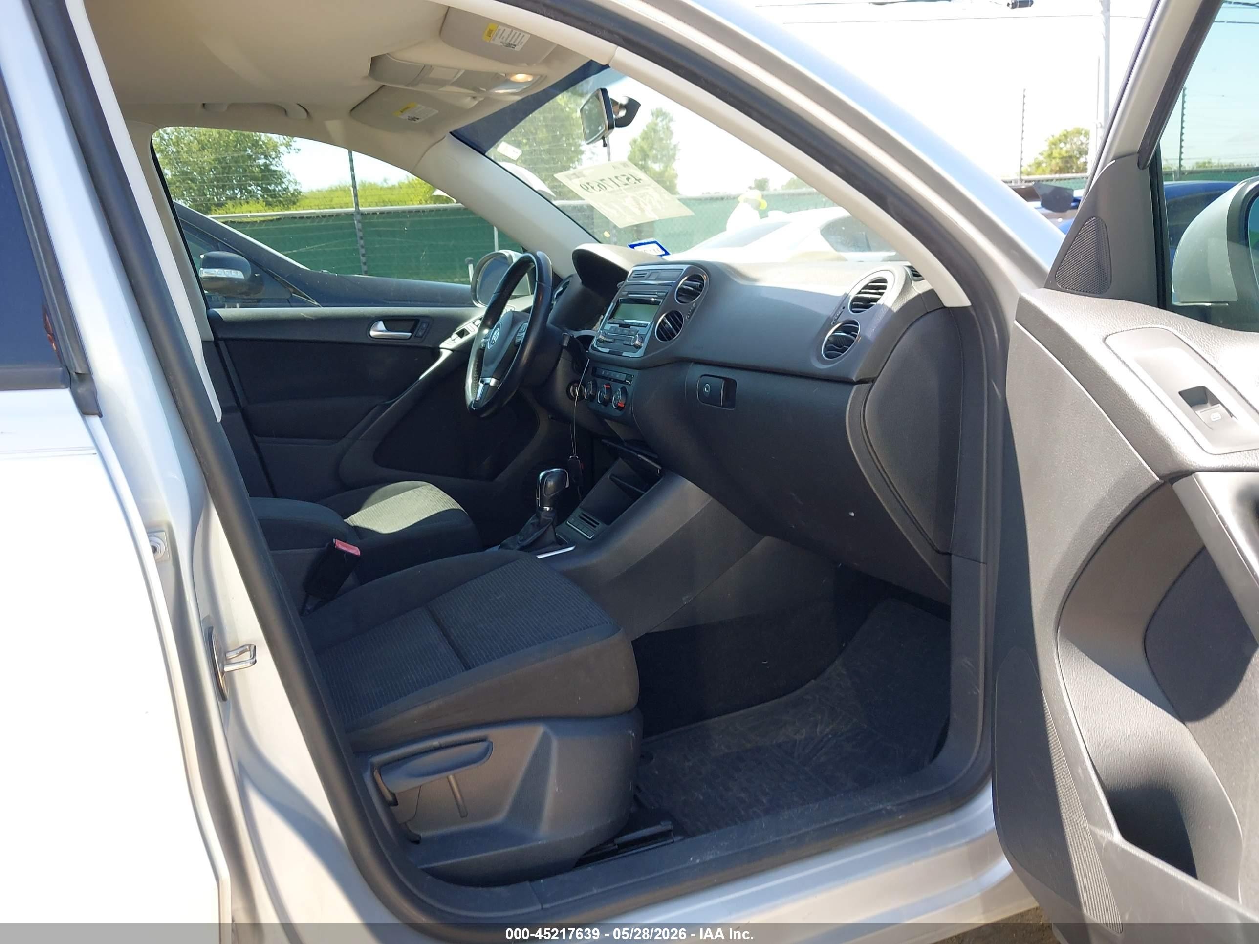 2014 Volkswagen Tiguan S Silver vin: WVGAV3AX8EW525388