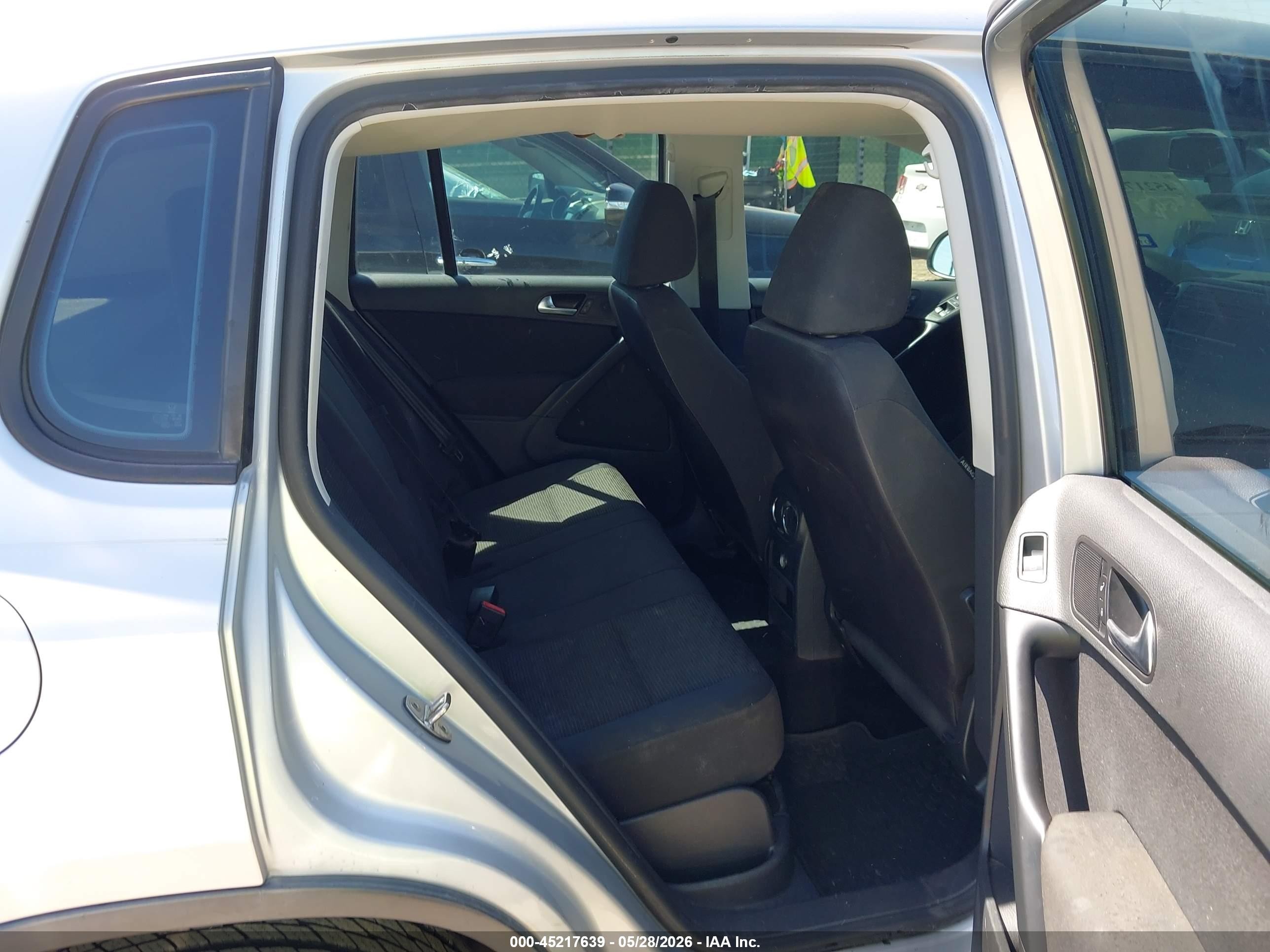 2014 Volkswagen Tiguan S Silver vin: WVGAV3AX8EW525388