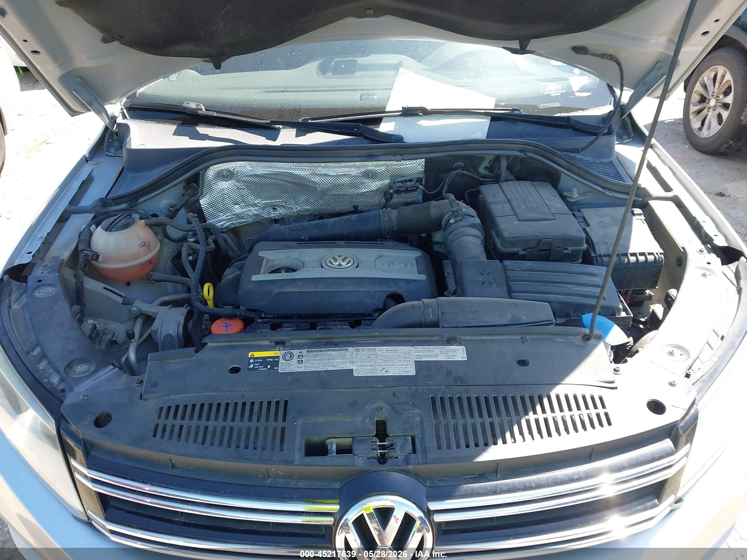 2014 Volkswagen Tiguan S Silver vin: WVGAV3AX8EW525388