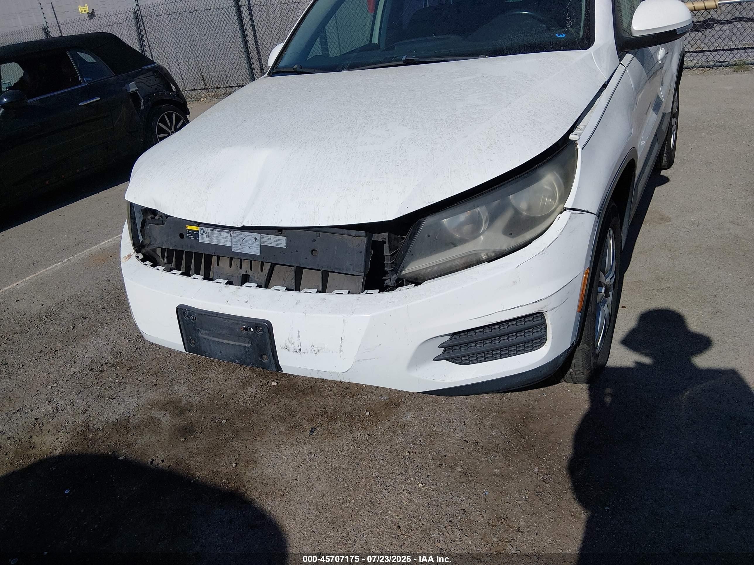 2014 Volkswagen Tiguan S White vin: WVGAV3AX8EW530784